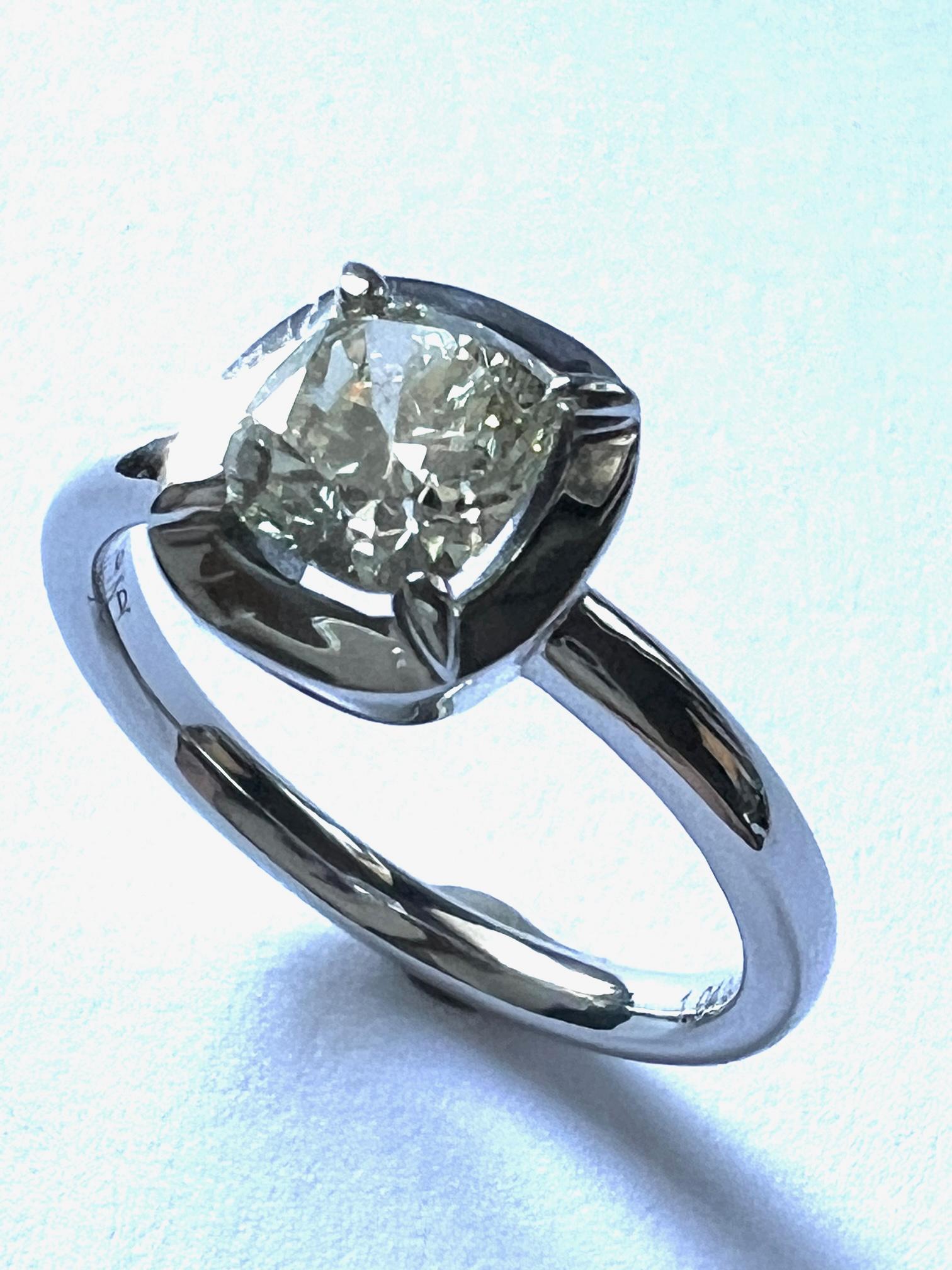 Ring in 950/ Platinum (5 gram), set with 1x Diamond (cushion, vintage-cut, Y/VVS, 0,93ct). 

This vintage stone has exceptional brilliance and a very warm colour saturation, bordering on a fancy color grading.

Ringsize is 53 (6 1/4). Resizable.