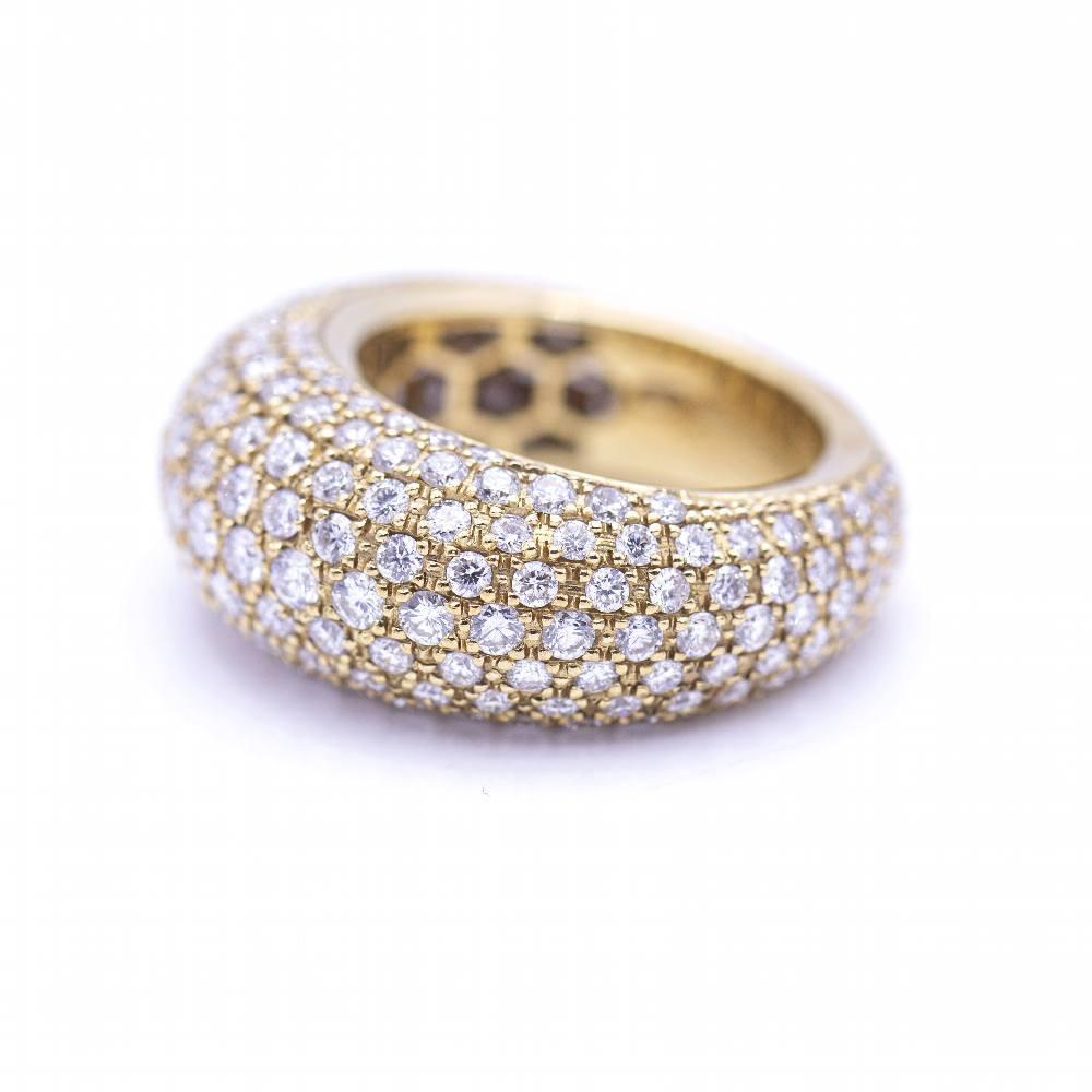 Ring aus Gold und Diamantpaveé. Damen im Angebot