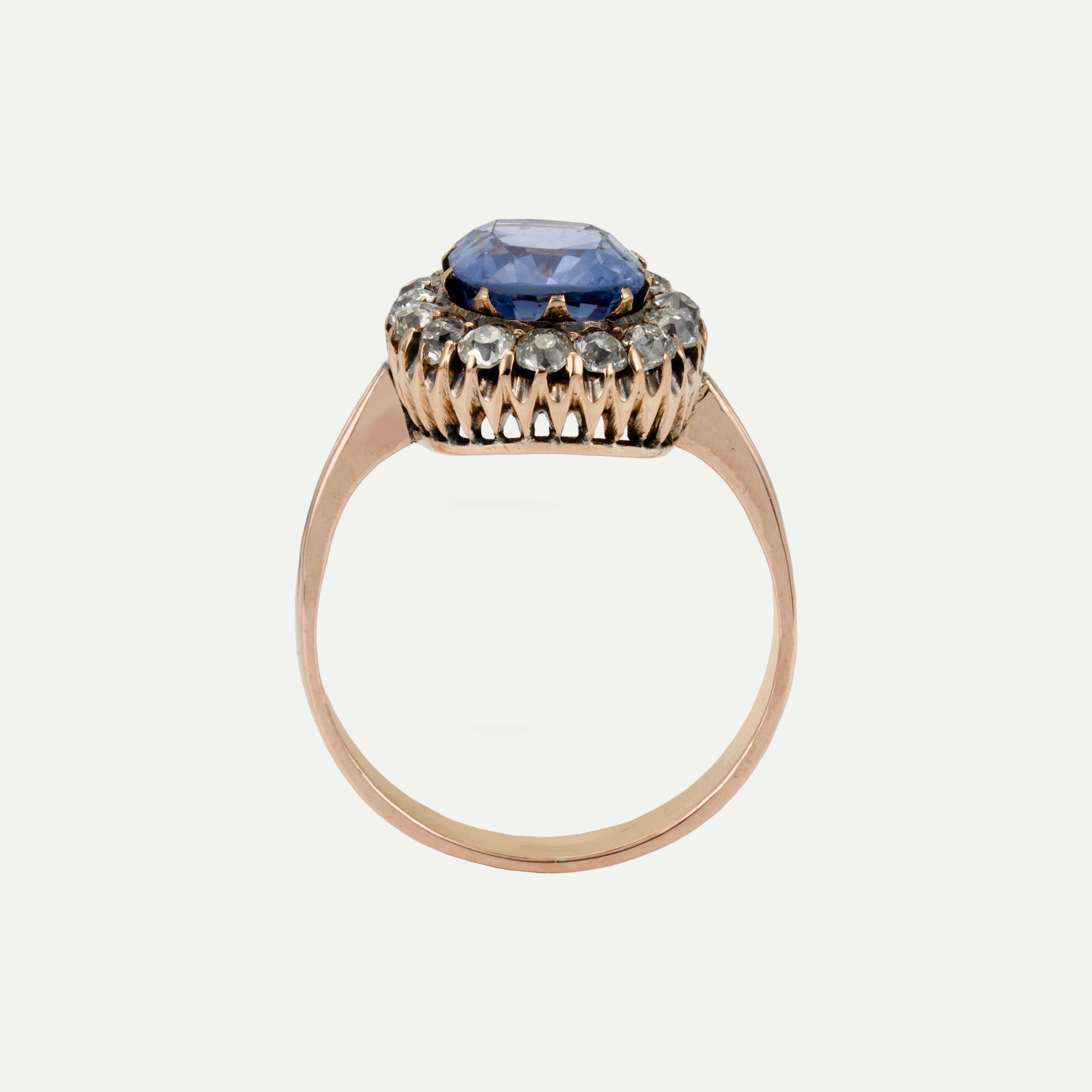 Ring in 18 kt – 750 ‰ yellow gold , set with an oval faceted blue sapphire surrounded by old European cut diamonds. 