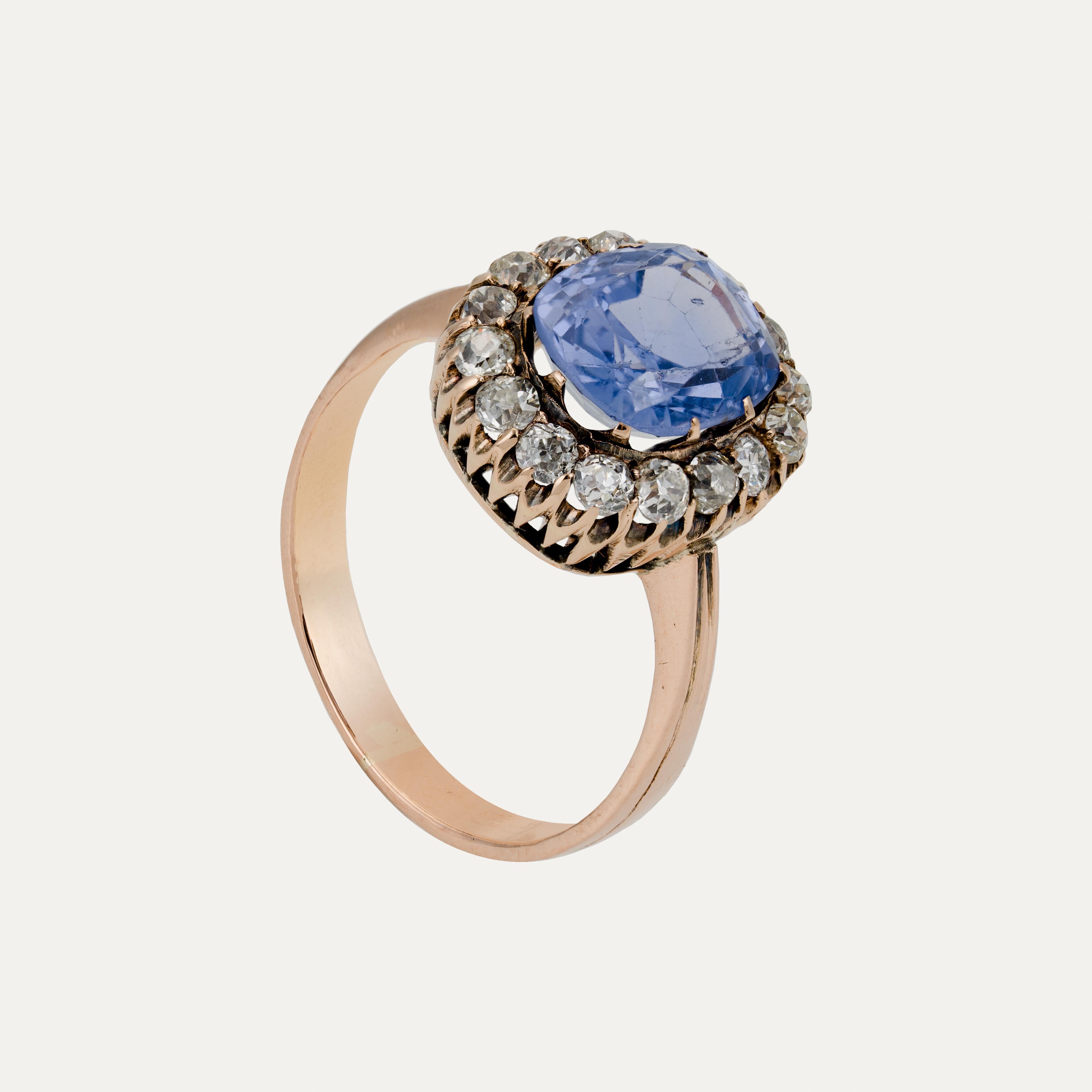 Taglio antico europeo Ring in gold featuring a sapphire surrounded by diamonds in vendita