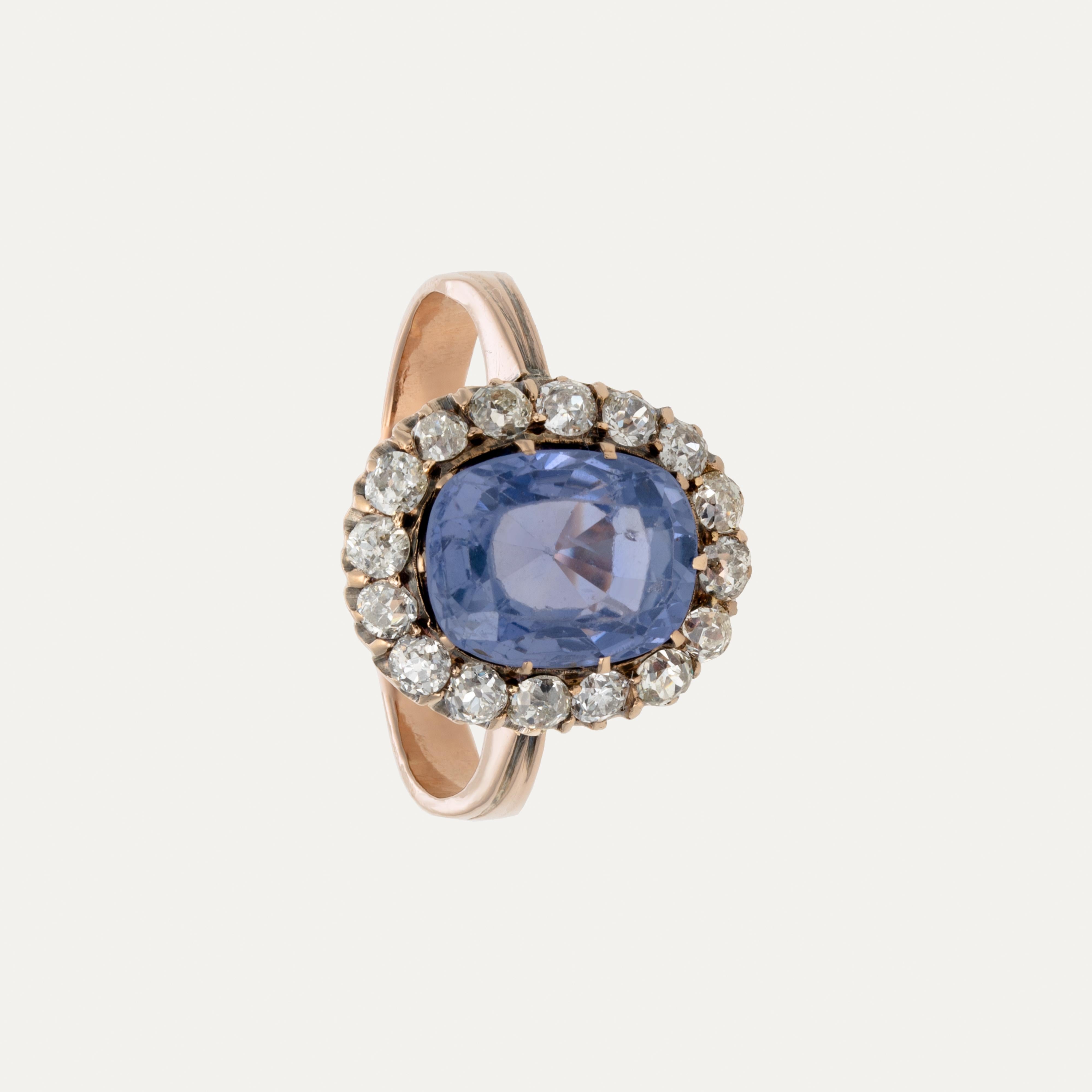 Ring in gold featuring a sapphire surrounded by diamonds In condizioni ottime in vendita a Lisboa, PT