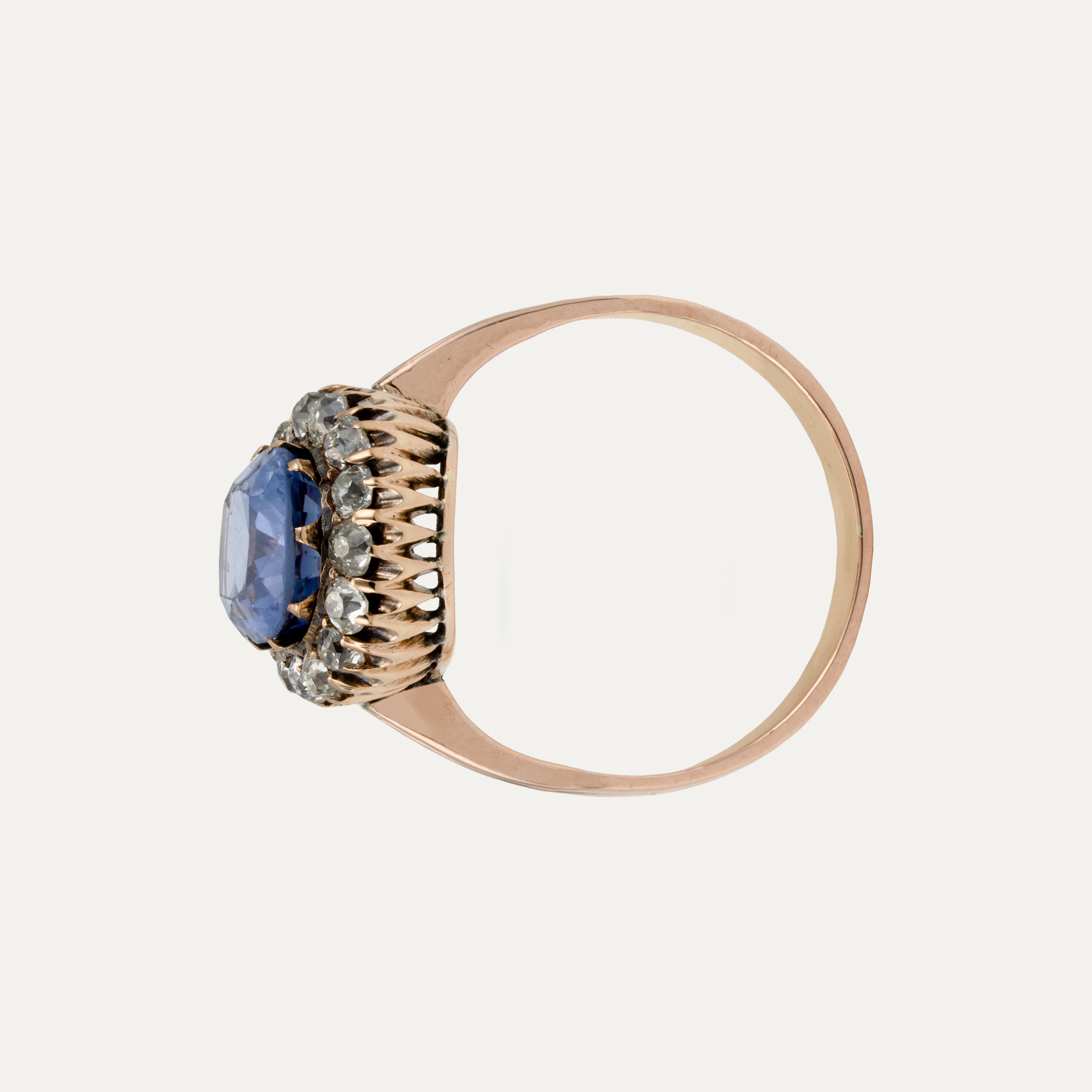 da uomo o donna Ring in gold featuring a sapphire surrounded by diamonds in vendita