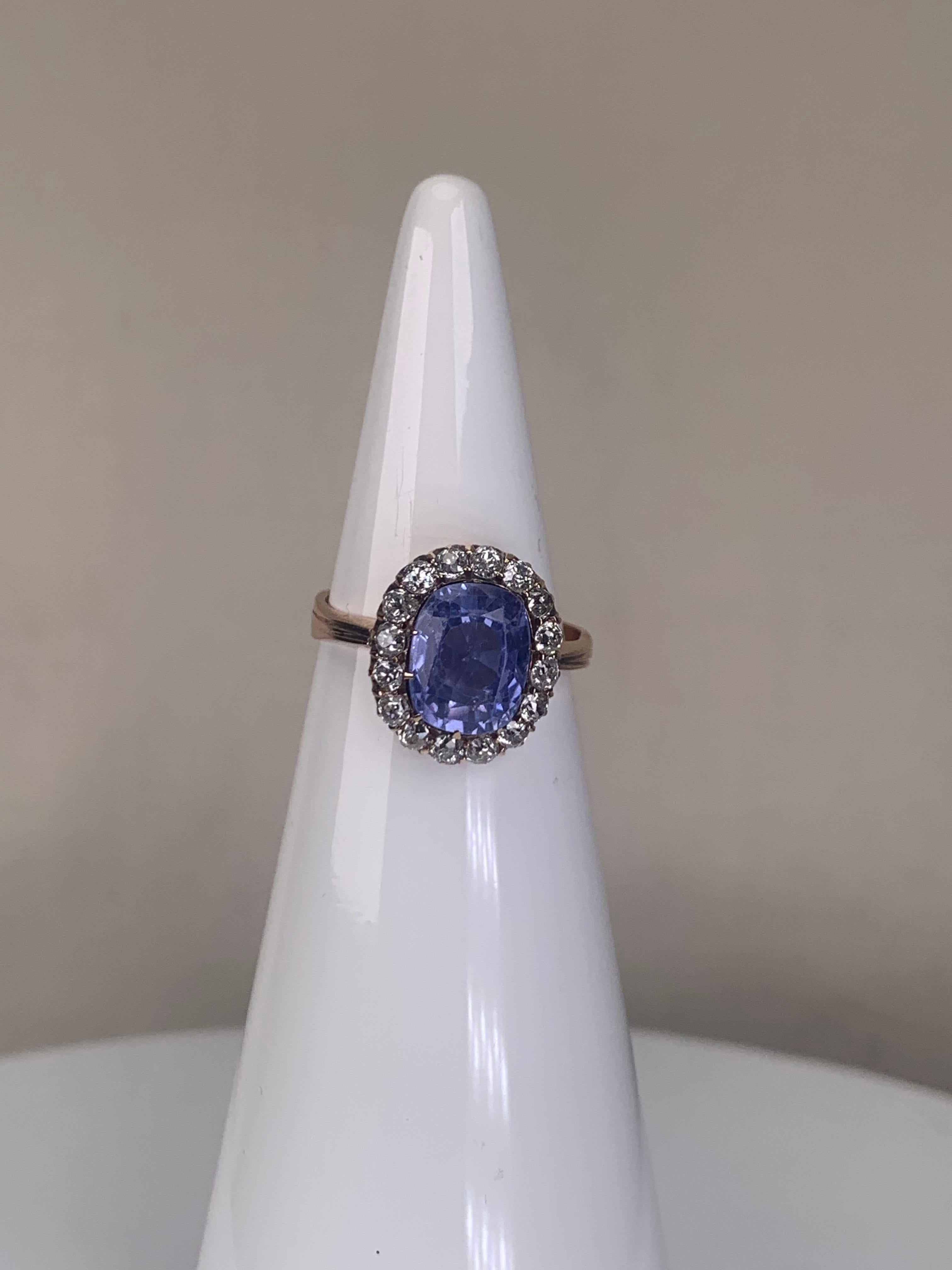 Ring in gold featuring a sapphire surrounded by diamonds in vendita 2