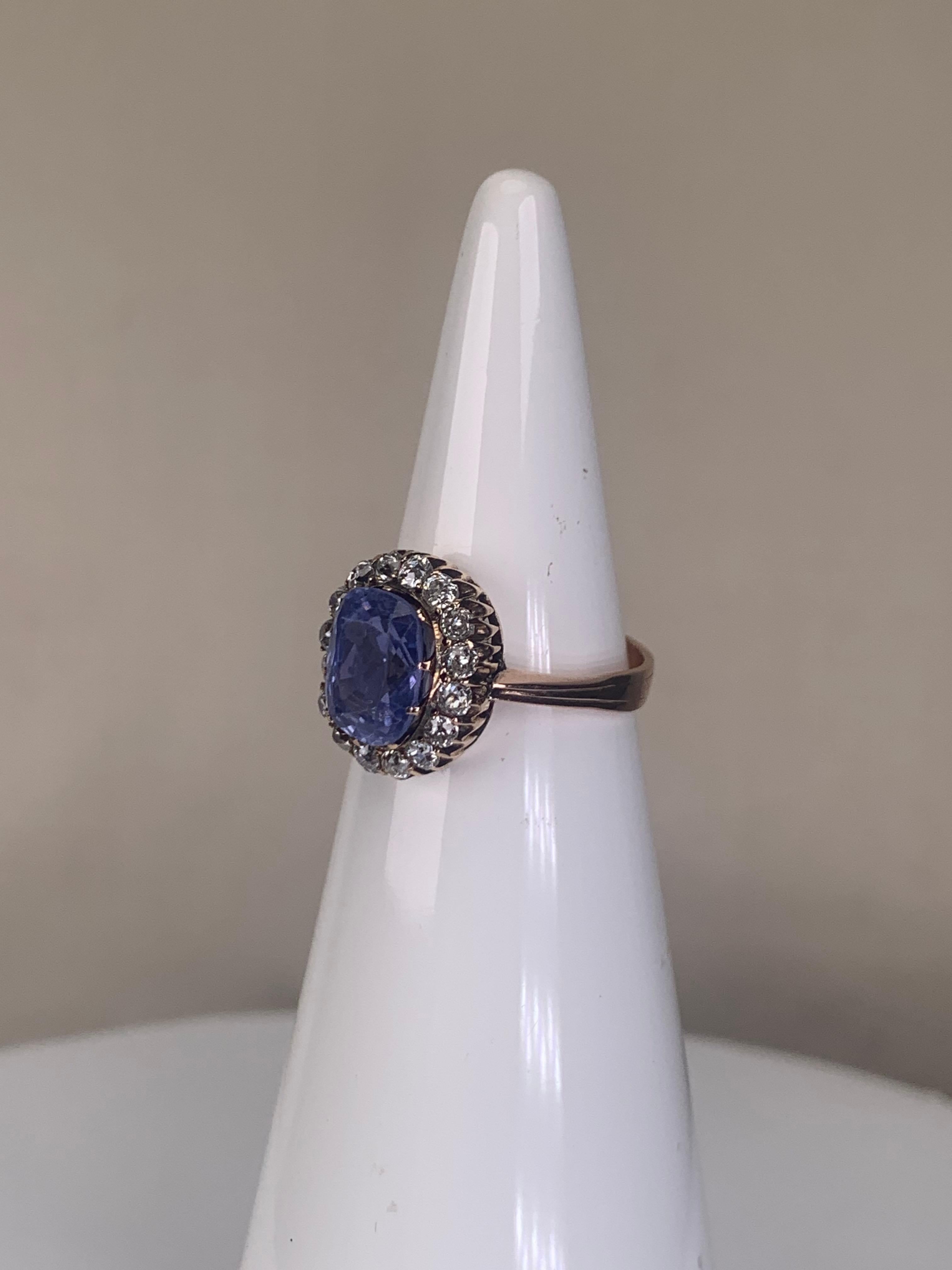 Ring in gold featuring a sapphire surrounded by diamonds in vendita 3