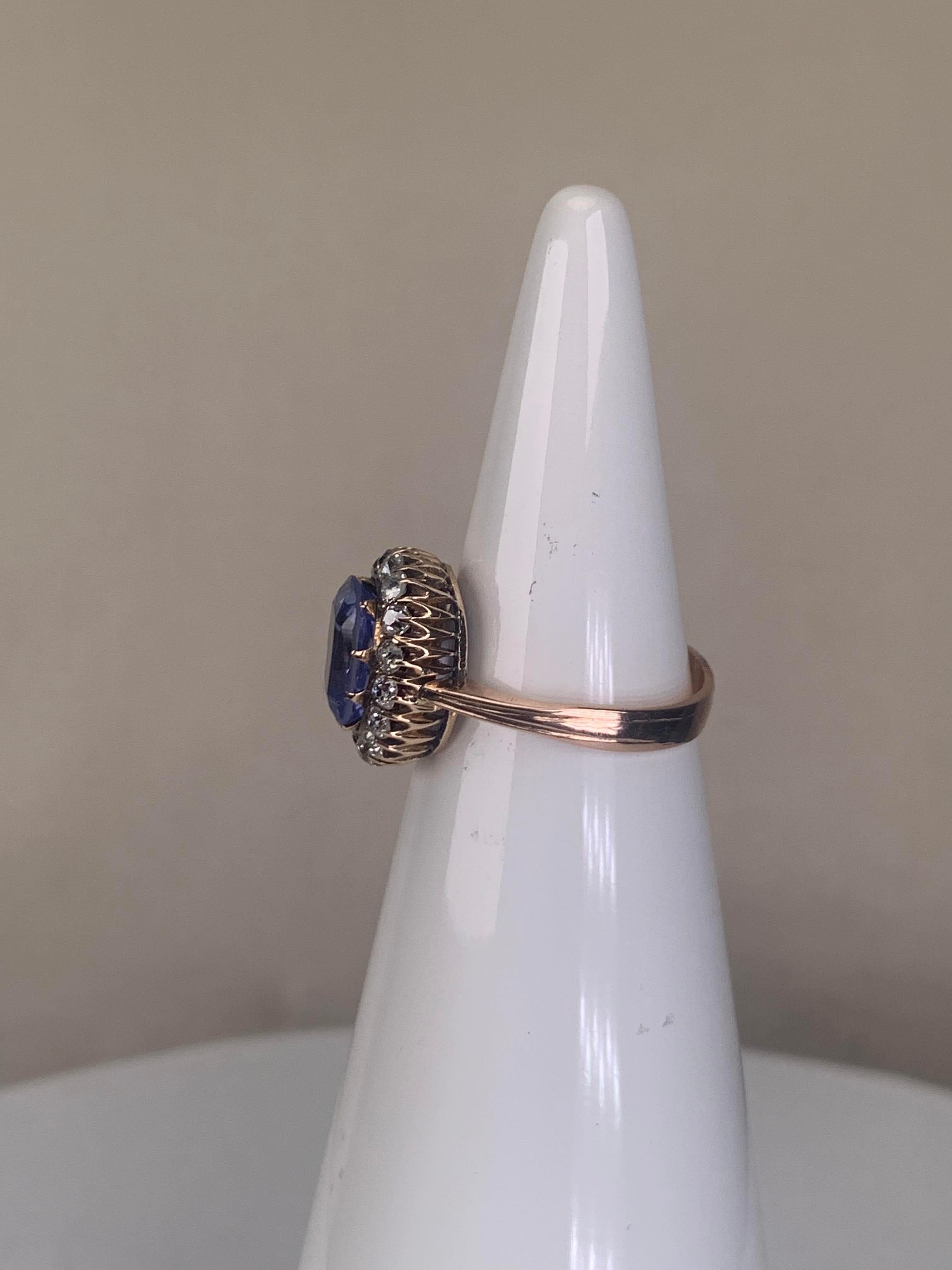 Ring in gold featuring a sapphire surrounded by diamonds in vendita 4
