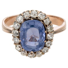 Ring in gold featuring a sapphire surrounded by diamonds