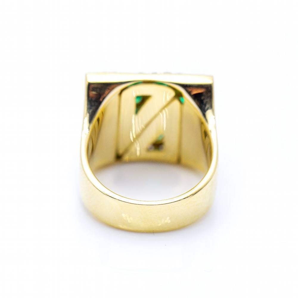 Ring aus Gold mit Diamanten und Smaragden. im Zustand „Neu“ im Angebot in BARCELONA, ES