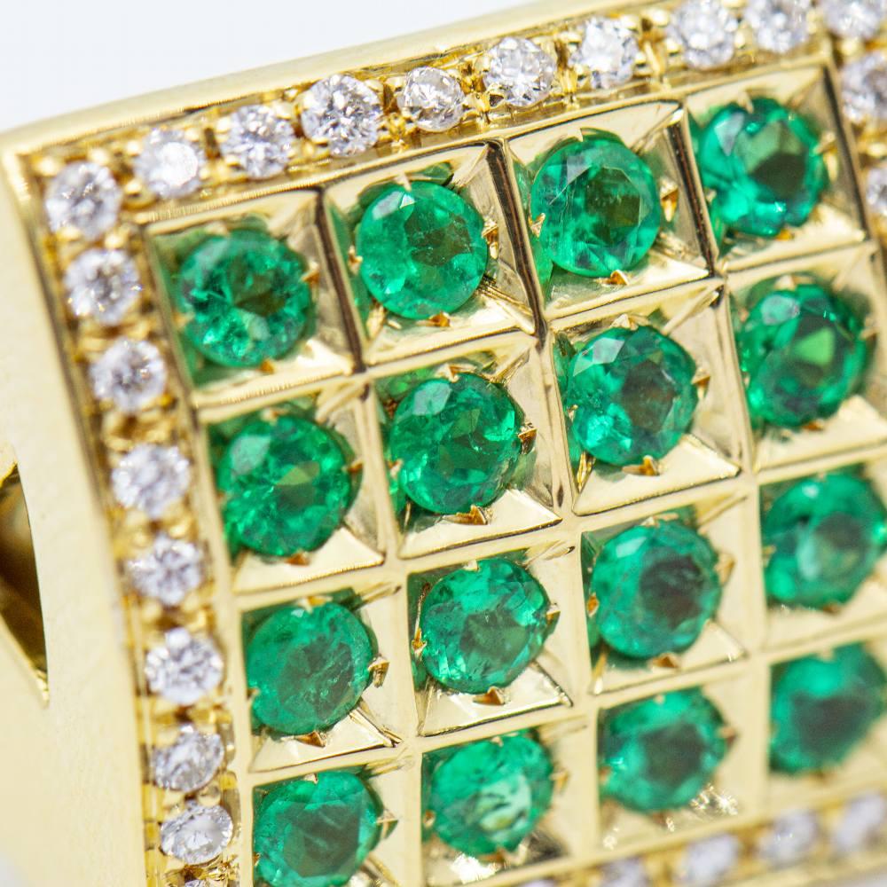 Ring aus Gold mit Diamanten und Smaragden. im Angebot 1