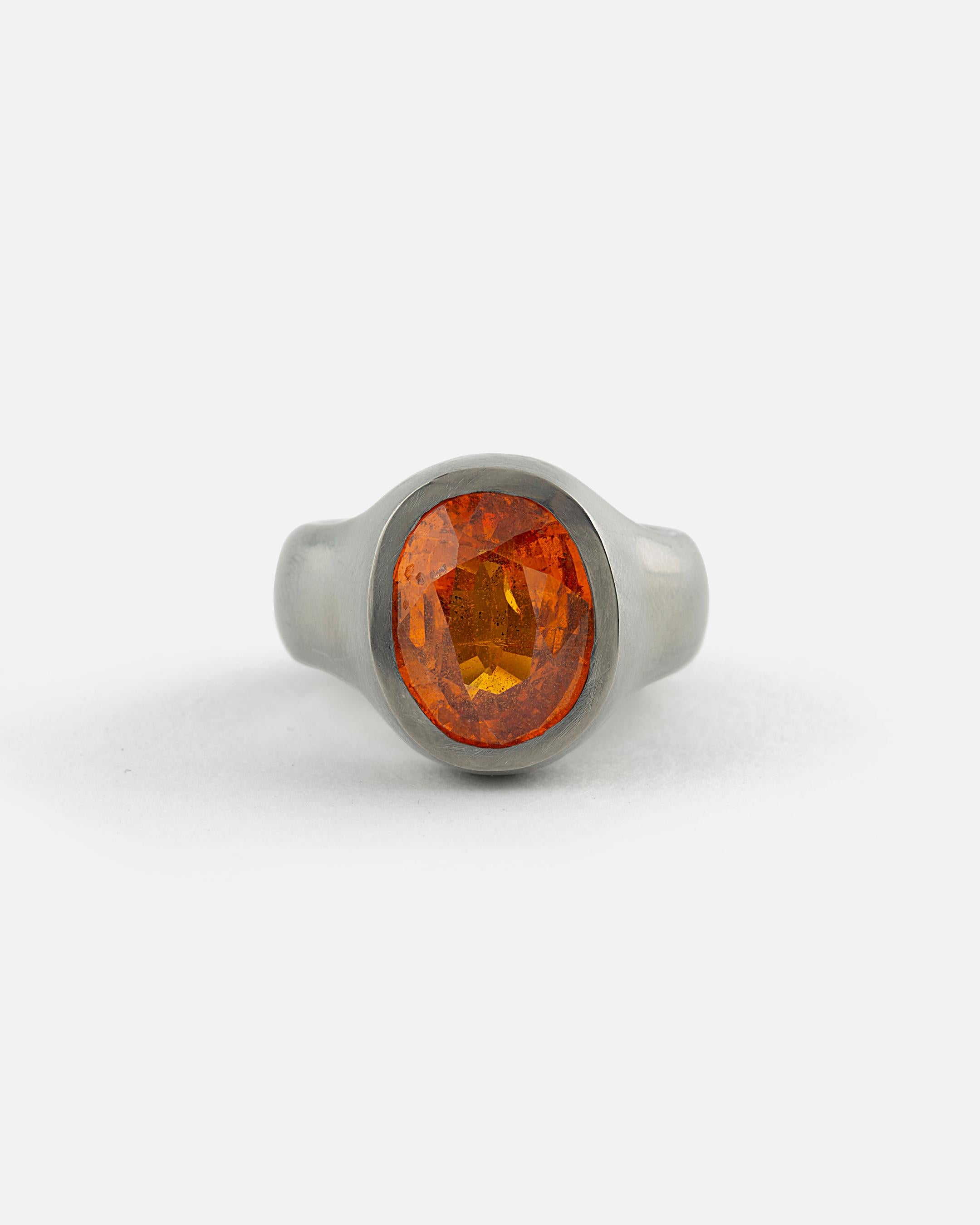 Ring aus Hafnium mit ovalem Hessonit (Zeitgenössisch) im Angebot