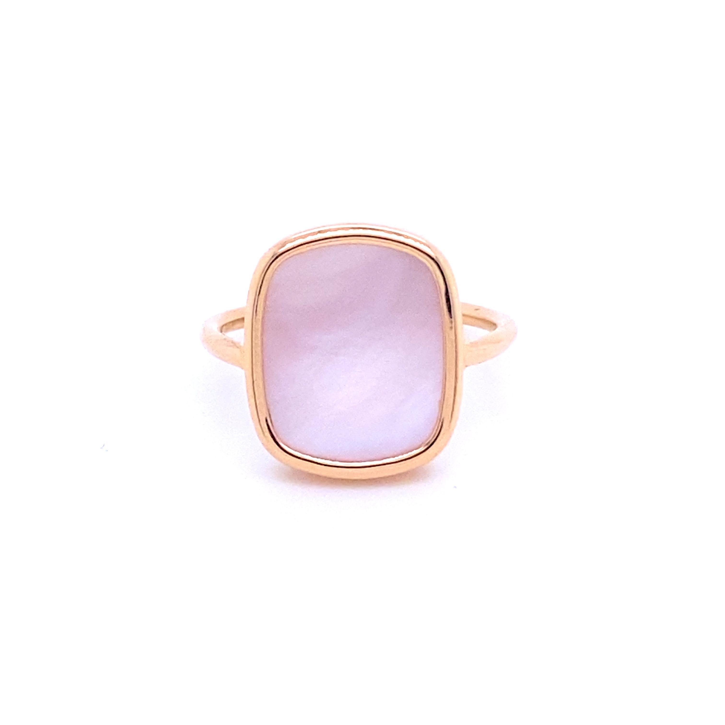 Ring in Pink Gold 18 Carat and Pink Mother-of-pearl
With its original frame, which is neither really square nor really rectangular, it is a vintage-inspired ring.
Mother-of-pearl is a stone of wisdom and communication. It soothes mood disorders,