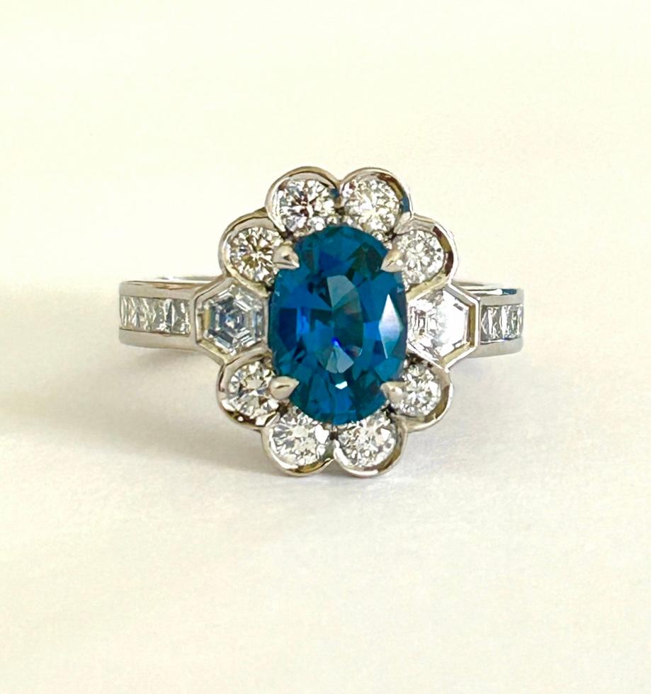 Modern Ring in platinum, featuring a 2.09ct cobalt Spinel from Vietnam. AGL certified. For Sale