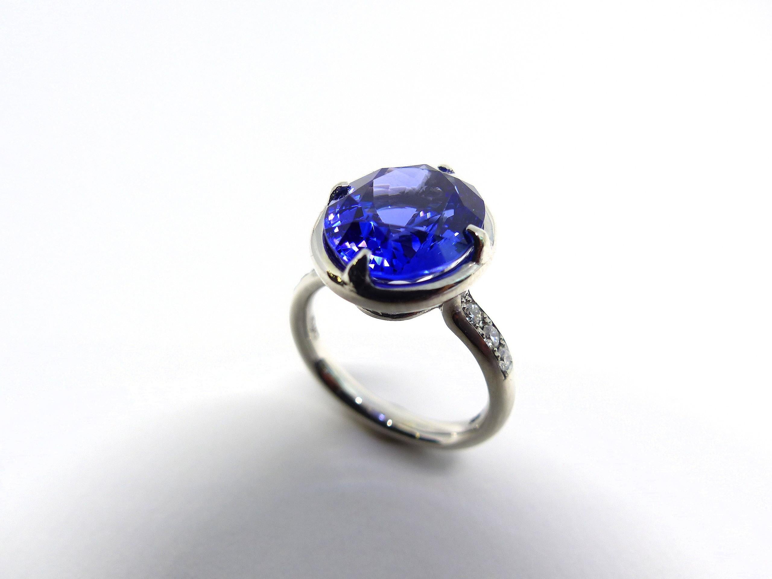Thomas Leyser est réputé pour ses créations de bijoux contemporains utilisant des pierres précieuses fines.

Cette bague en platine 950k (11,85 g)  est serti de 1x Tansanite de couleur magnifique en bleu intense (ovale, 13x11mm, 7.50ct) + 10x