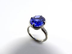 Ring aus Platin mit 1 ovalem Tansanit 13x11mm, 7, 50ct. und Diamanten.