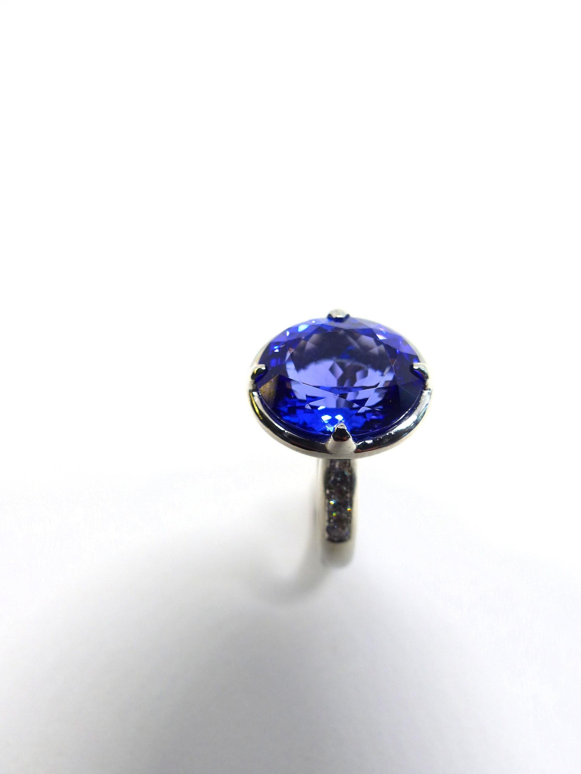 Contemporary Ring in Platinum with 1 Tanzanite oval 13x11mm, 7, 50ct. and Diamonds. For Sale
