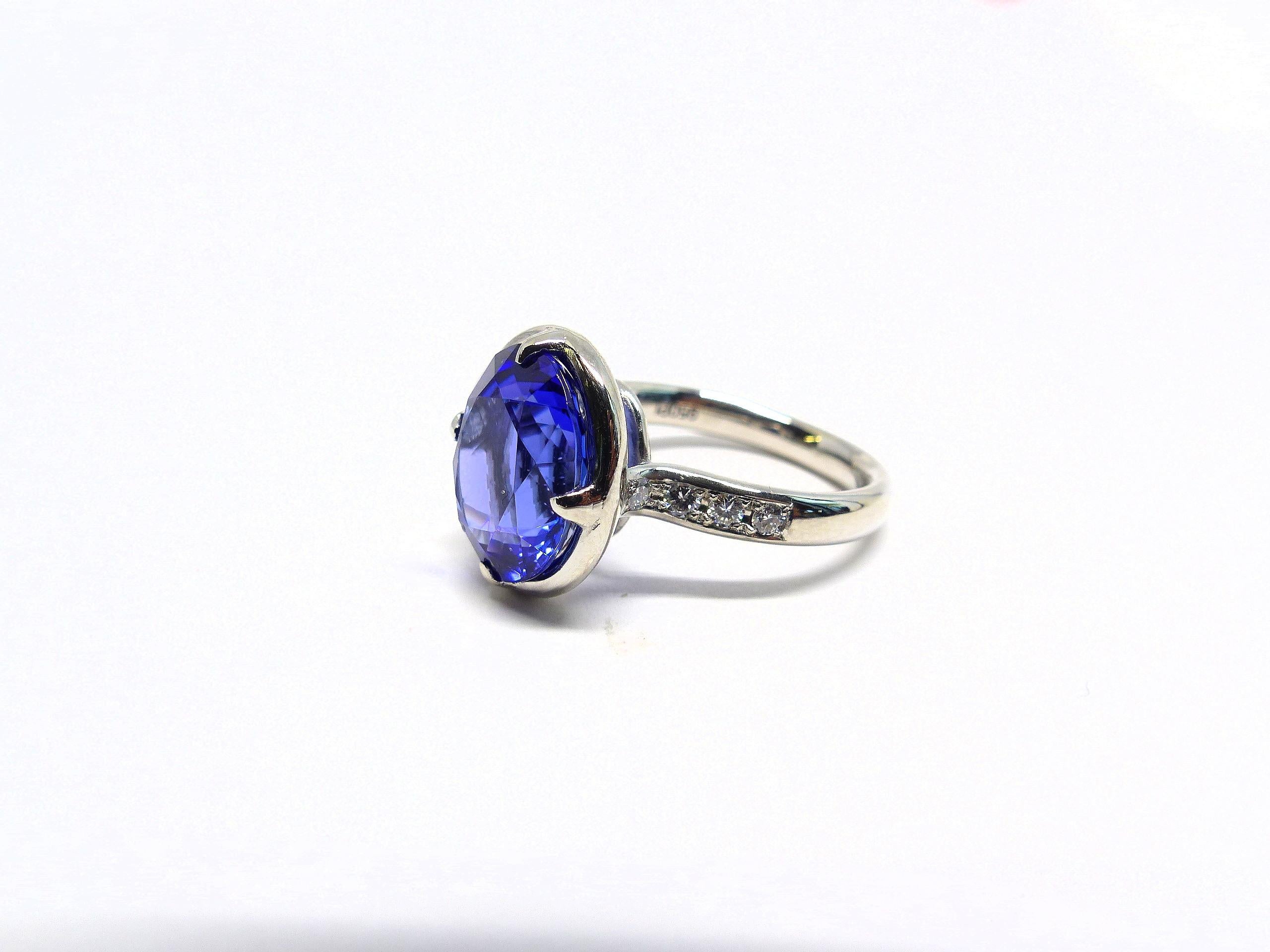 Oval Cut Ring in Platinum with 1 Tanzanite oval 13x11mm, 7, 50ct. and Diamonds. For Sale