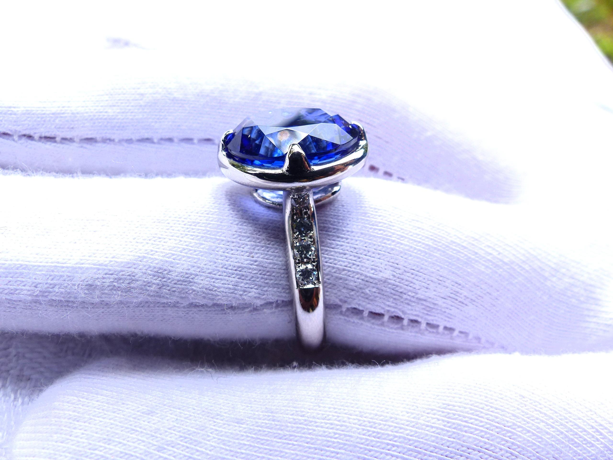 Women's Ring in Platinum with 1 Tanzanite oval 13x11mm, 7, 50ct. and Diamonds. For Sale