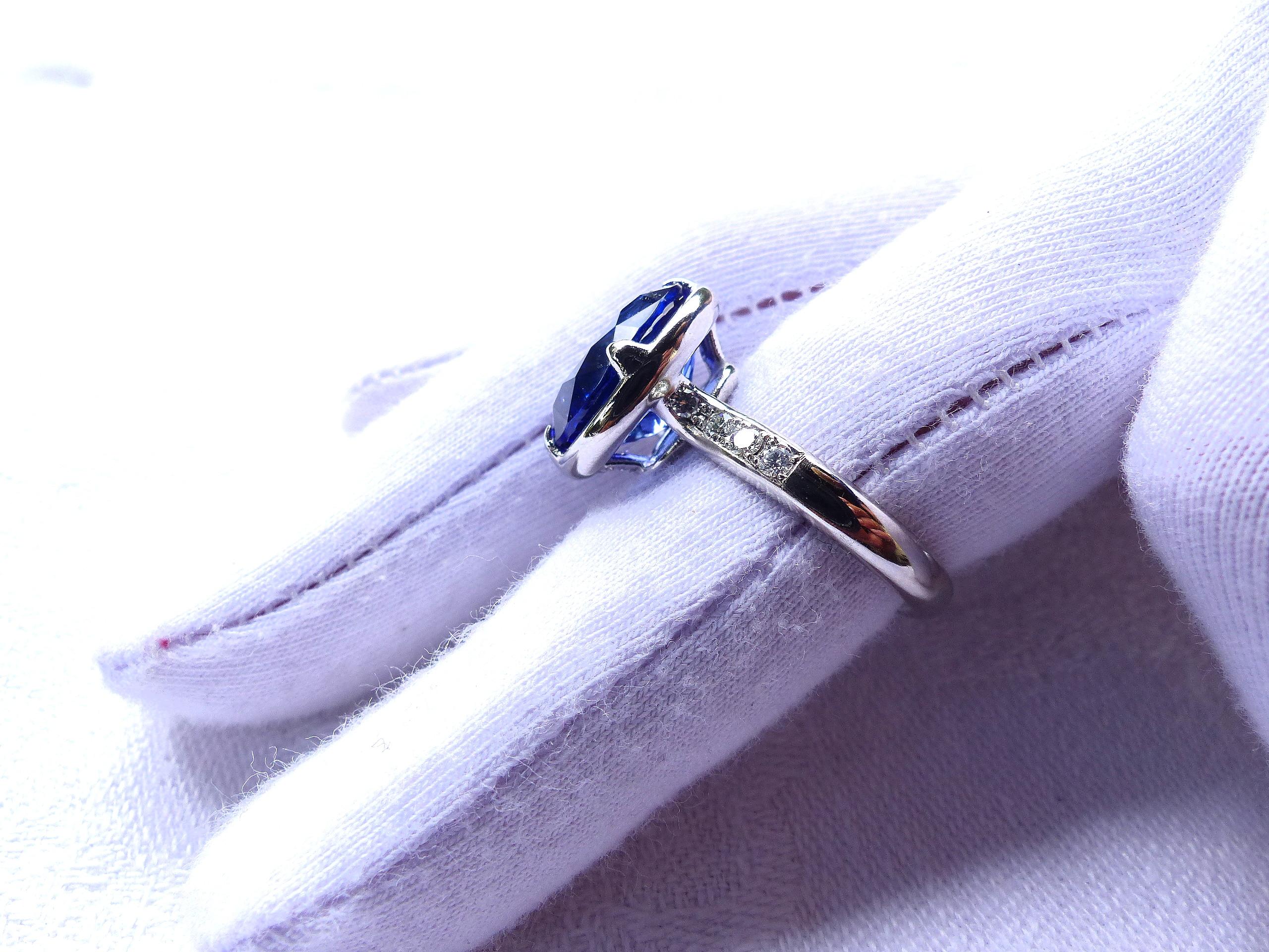 Ring in Platinum with 1 Tanzanite oval 13x11mm, 7, 50ct. and Diamonds. For Sale 1
