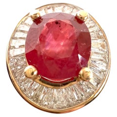 Bague en or rouge avec 1 rubis et diamants.