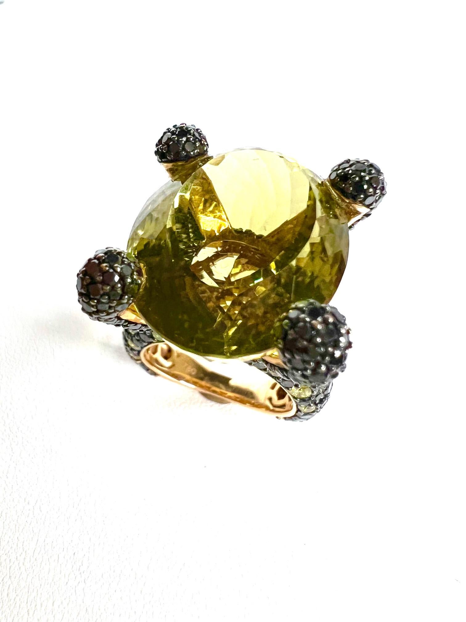 Thomas Leyser is renowned for his contemporary jewellery designs utilizing fine gemstones.

Ring in 18k red gold 13,4gr. with 1 lemon-citrine oval 22,8x17,9mm + yellow/SI diamonds 1,23cts. + black diamonds 4,56cts.. 

Ringsize is 55(7,2) and