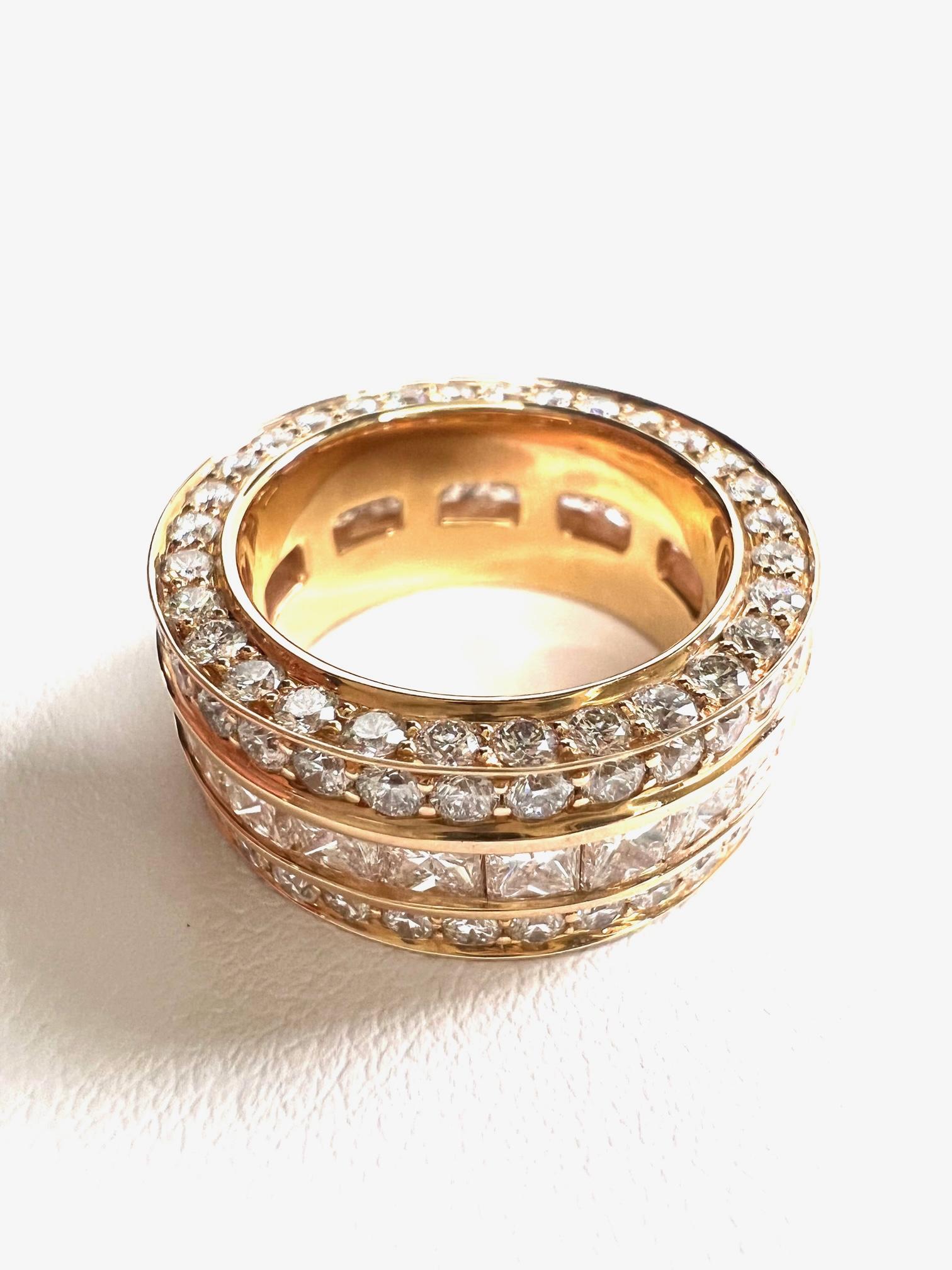 Thomas Leyser est réputé pour ses créations de bijoux contemporains utilisant des pierres précieuses fines.

1 bague (mémoire) en or rouge 18k 18,6gr. avec diamants ronds G/VS 4,25cts. + diamants taille princesse G/VS 4,65cts.

La taille de la bague