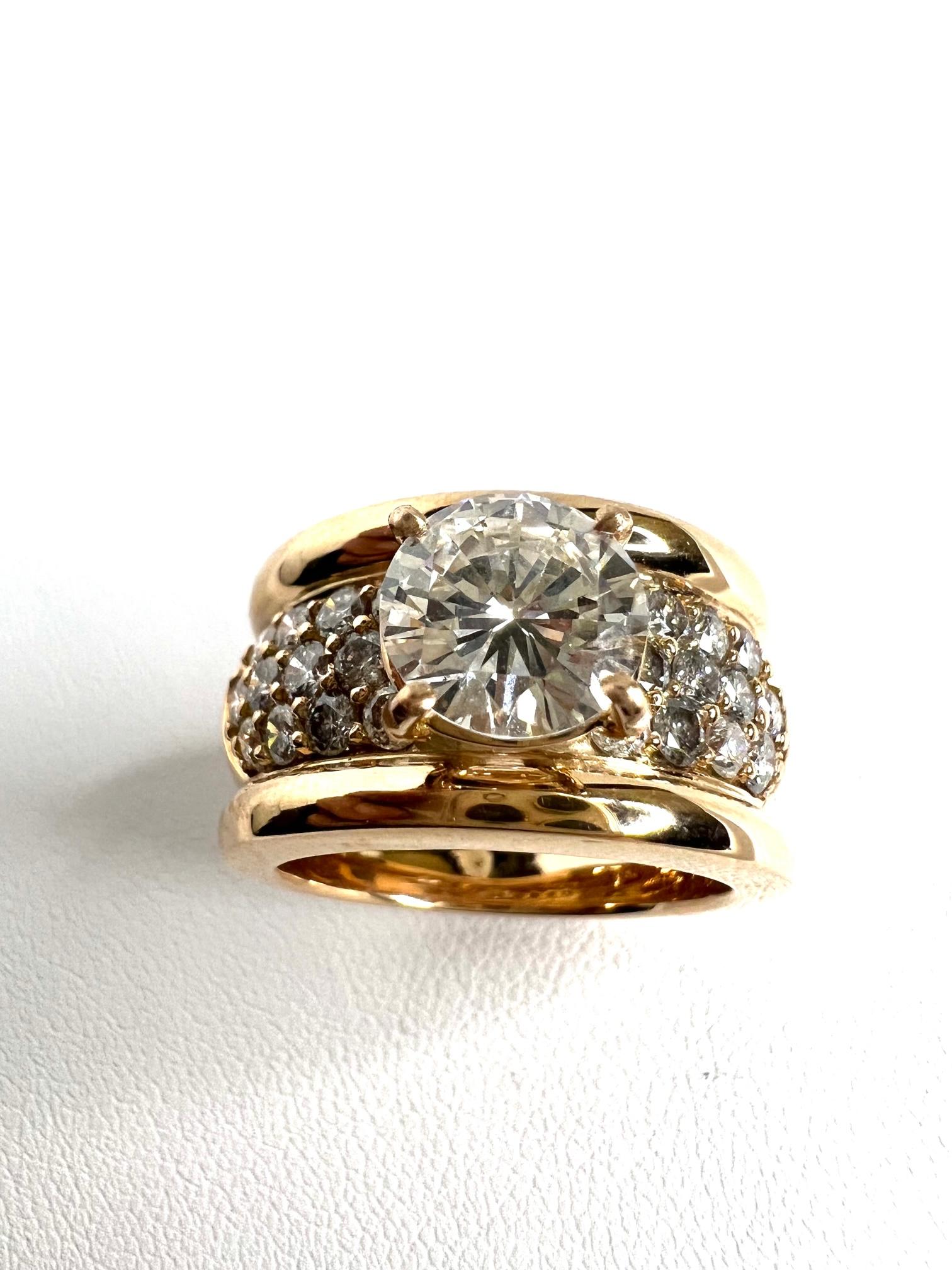 Thomas Leyser is renowned for his contemporary jewellery designs utilizing fine gemstones.

Ring in 18k Red Gold (15,2gr.) with 1x Diamond (round, 8,2mm, G/VVS2, with DPL certificate, 1,732cts.) + 24x Diamonds (G/VS, 1,10cts).

Ringsize 55,5 (7,5).