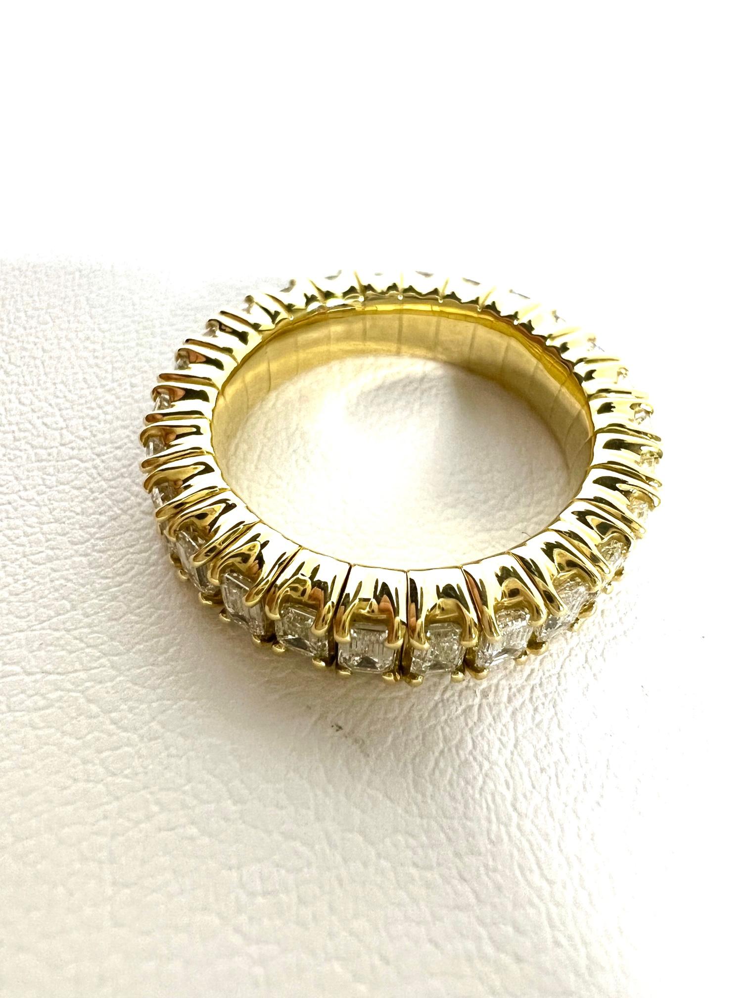 Thomas Leyser est réputé pour ses créations de bijoux contemporains utilisant des pierres précieuses fines.

Bague mémoire flexible en or rouge 18k 6,3gr. avec diamants baguettes 2,65cts. I(SI).

Taille de l'anneau : Flexible 51-61 (5,7-9-5). 