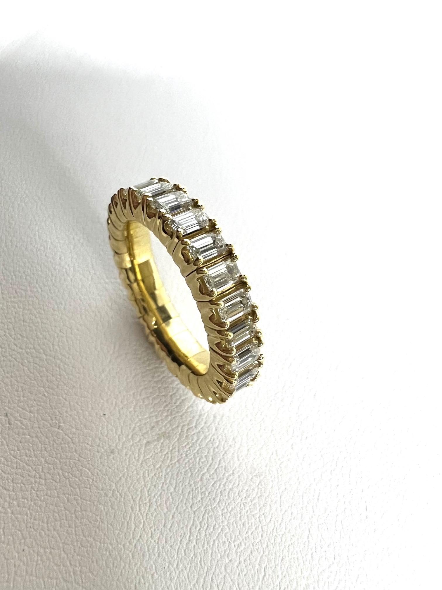 Women's or Men's Ring in Red Gold with Diamonds For Sale