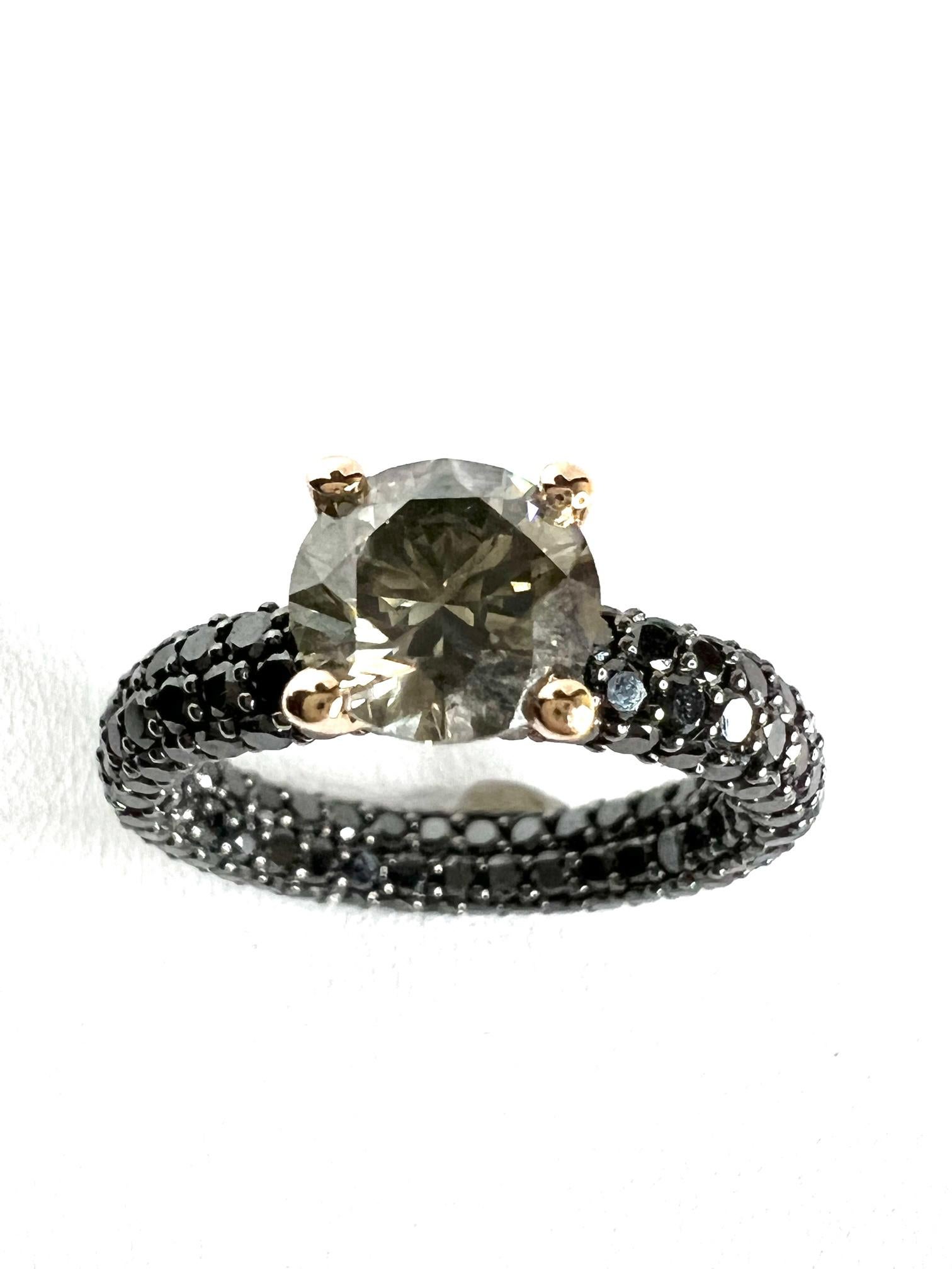 Thomas Leyser is renowned for his contemporary jewellery designs utilizing fine gemstones.

1 red gold 18k ring with 165 black diamonds round 1,3mm, 4,57cts. and 1 diamond round fancy color VS, 7,8mm, 1,77cts..

Ringsize 56 (7,5) is unsizeable.