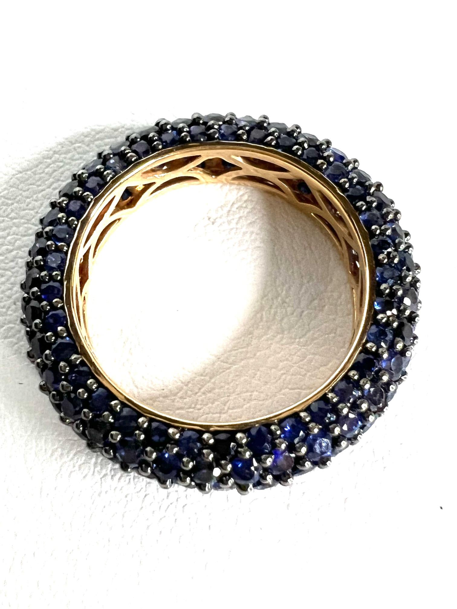 Contemporary Ring in Red Gold with Sapphires For Sale