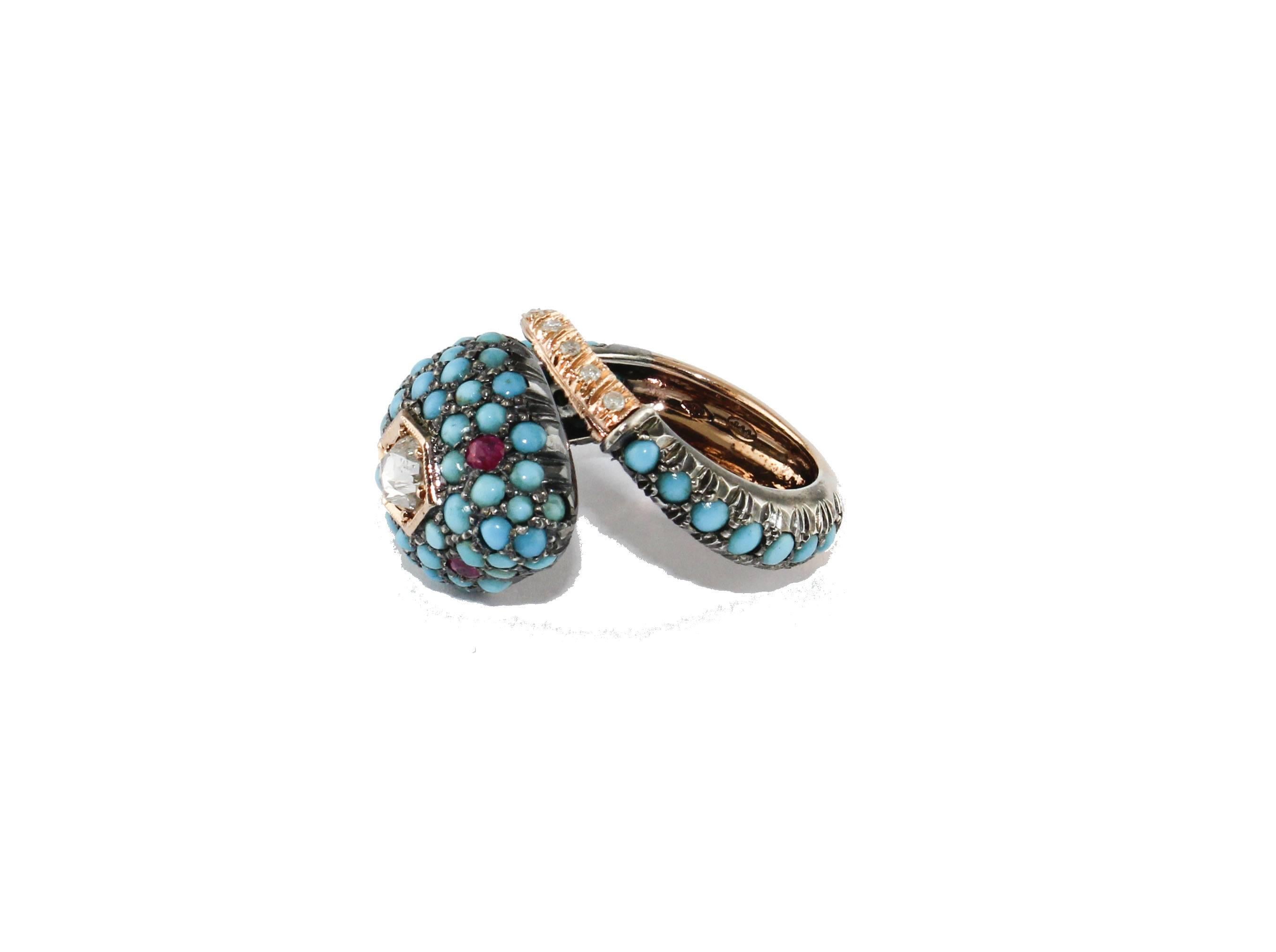 A particular snake-shaped ring in 9kt rose gold, studded with turquoise stones of 0.77 g, 0.18 ct rubies and a 0.85 ct central diamond, which gives a lot of light to this beautiful ring with a total weight of g 7.77.
Diamonds ct 0.85
Turquoise g