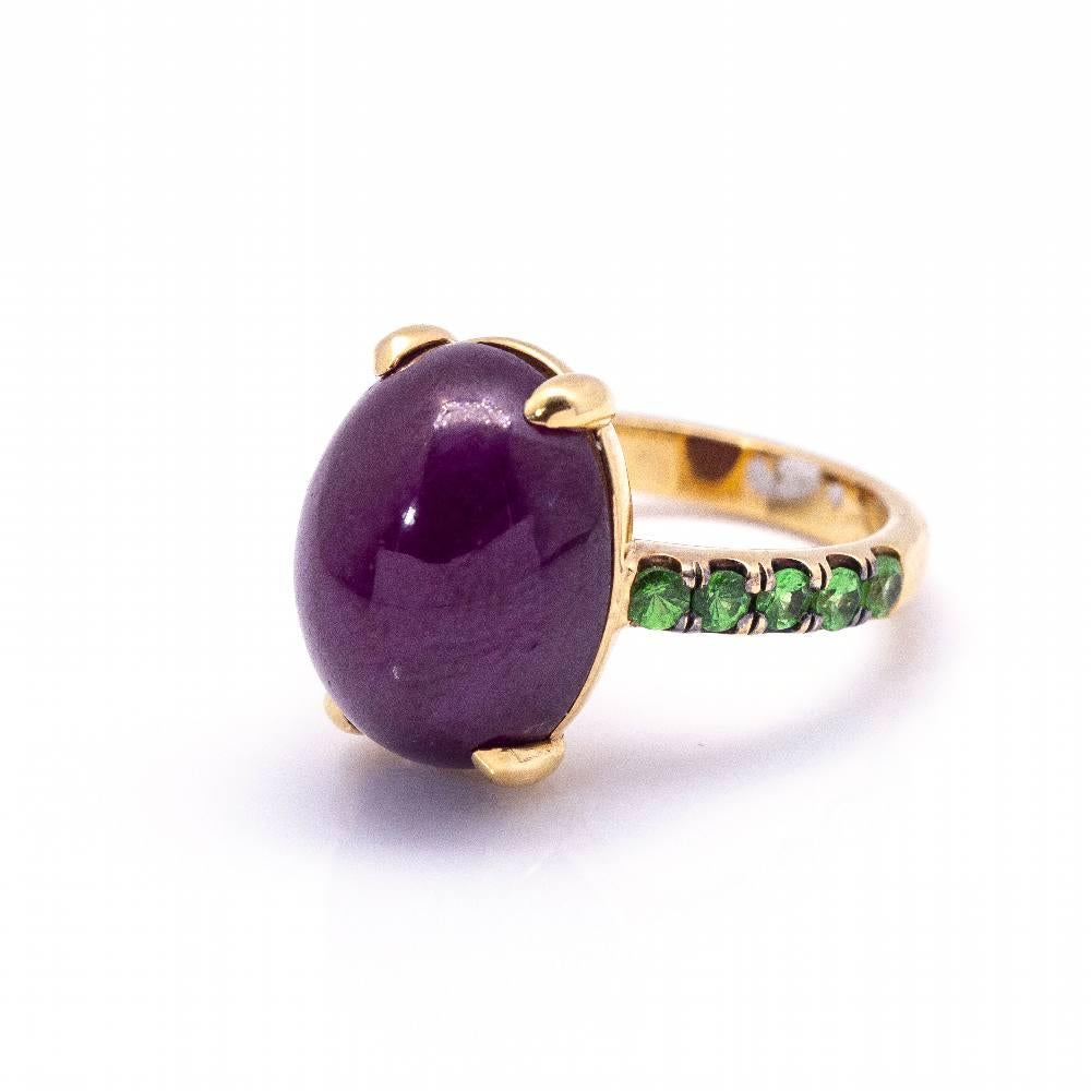 Ring in Rose Gold, Ruby and Tsavorites for women l 1x Ruby in 14x10mm oval cabochon cut l 10x Tsavorites (green garnet) l Size 7,5  18kt Yellow Gold  6,40 grams  Brand new product  Ref.:D360369CS