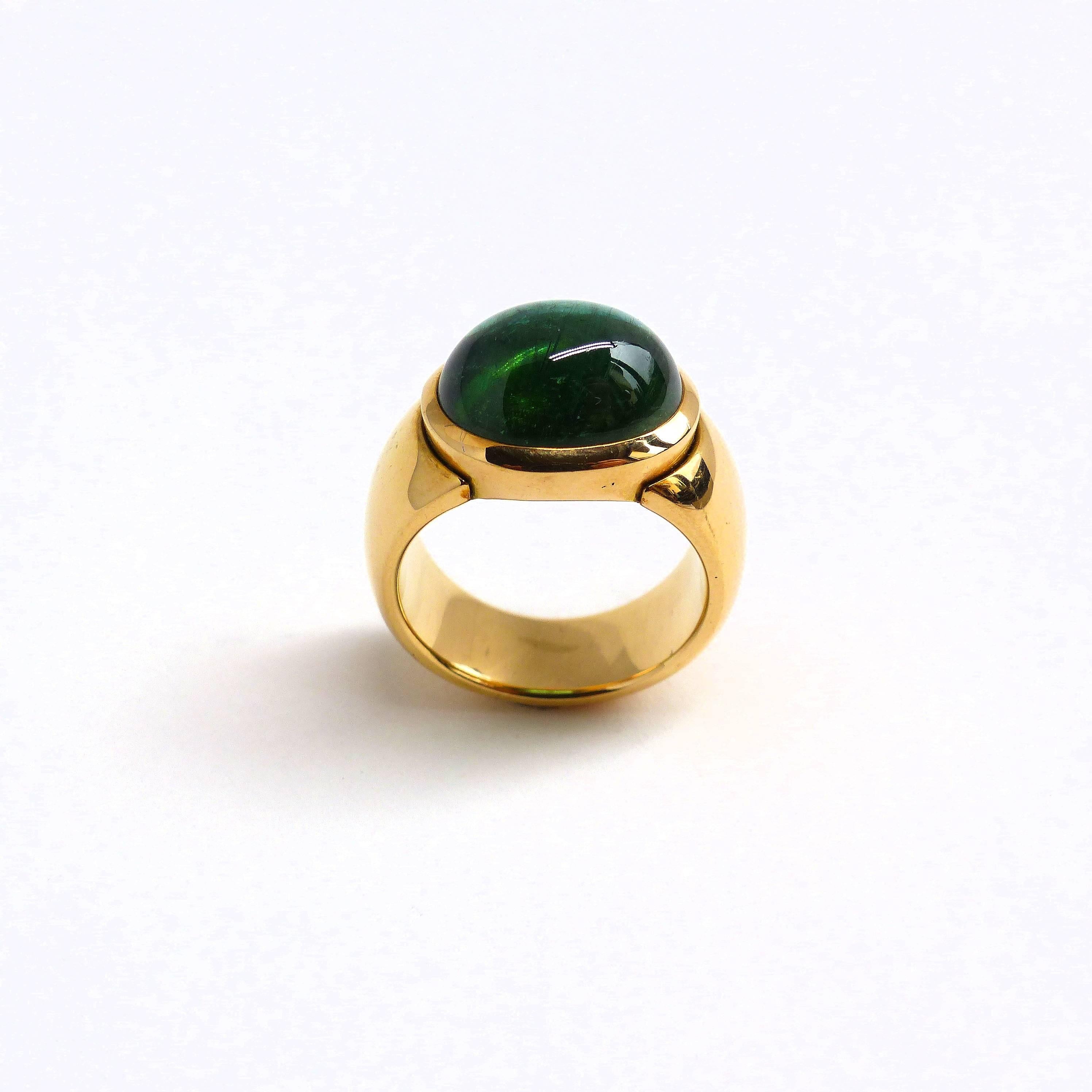 Oval Cut Ring in Rose Gold with 1 green Tourmaline Cabouchon For Sale