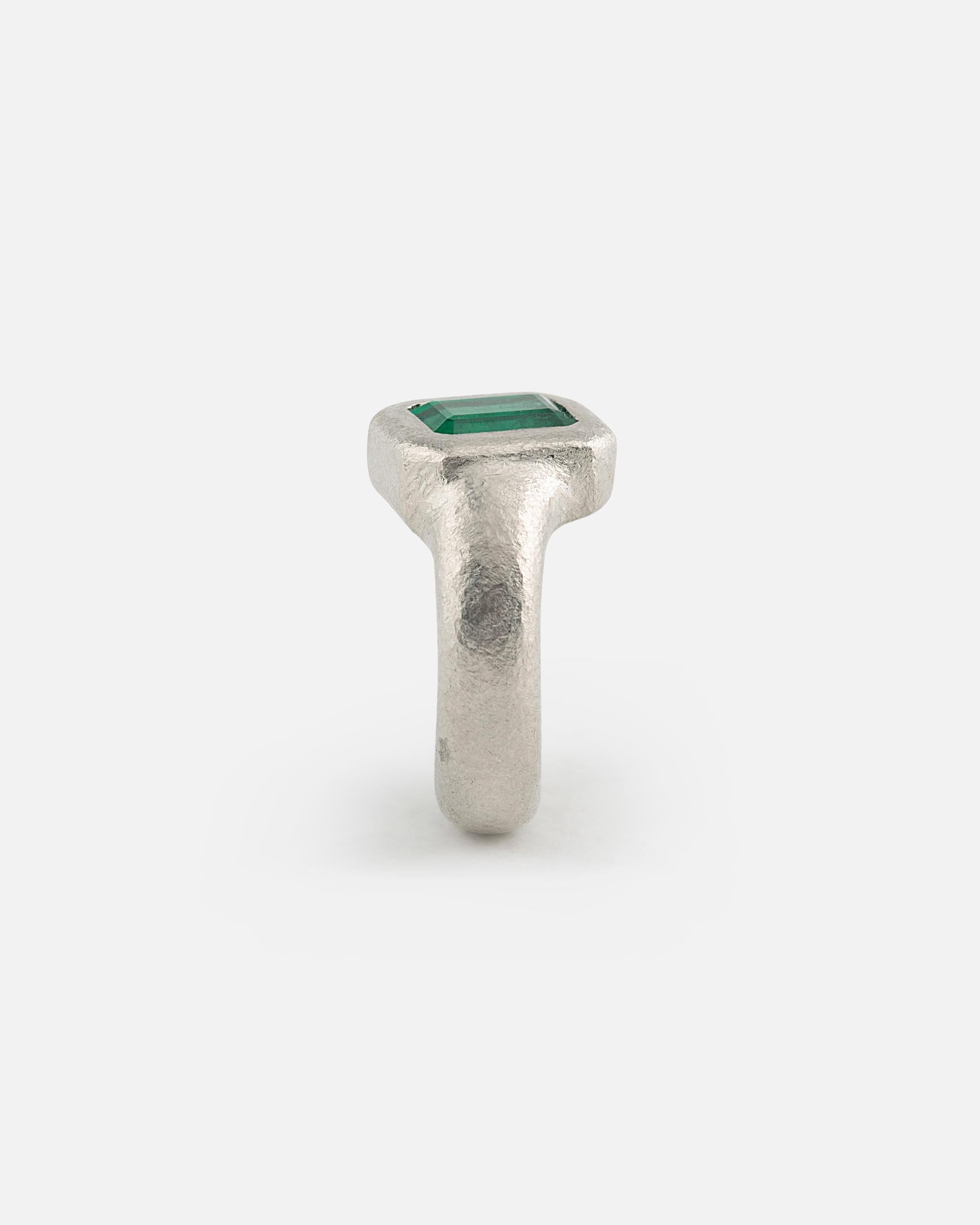 Contemporary Ring in Solid Platinum with Emerald For Sale