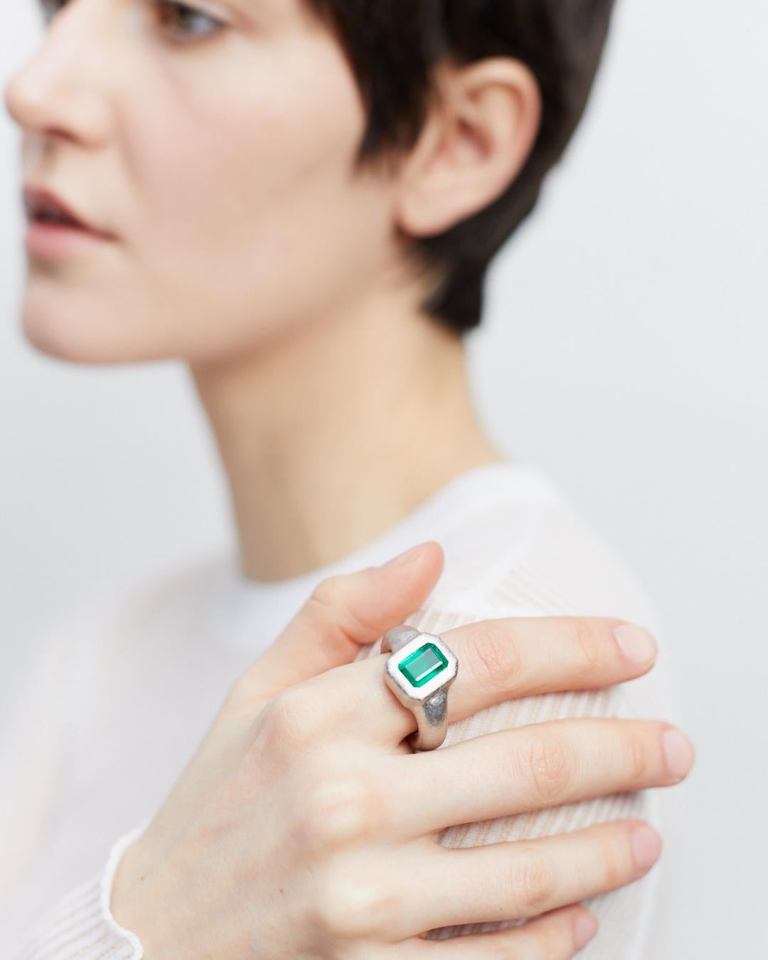 Ring in Solid Platinum with Emerald In New Condition For Sale In Düsseldorf, DE