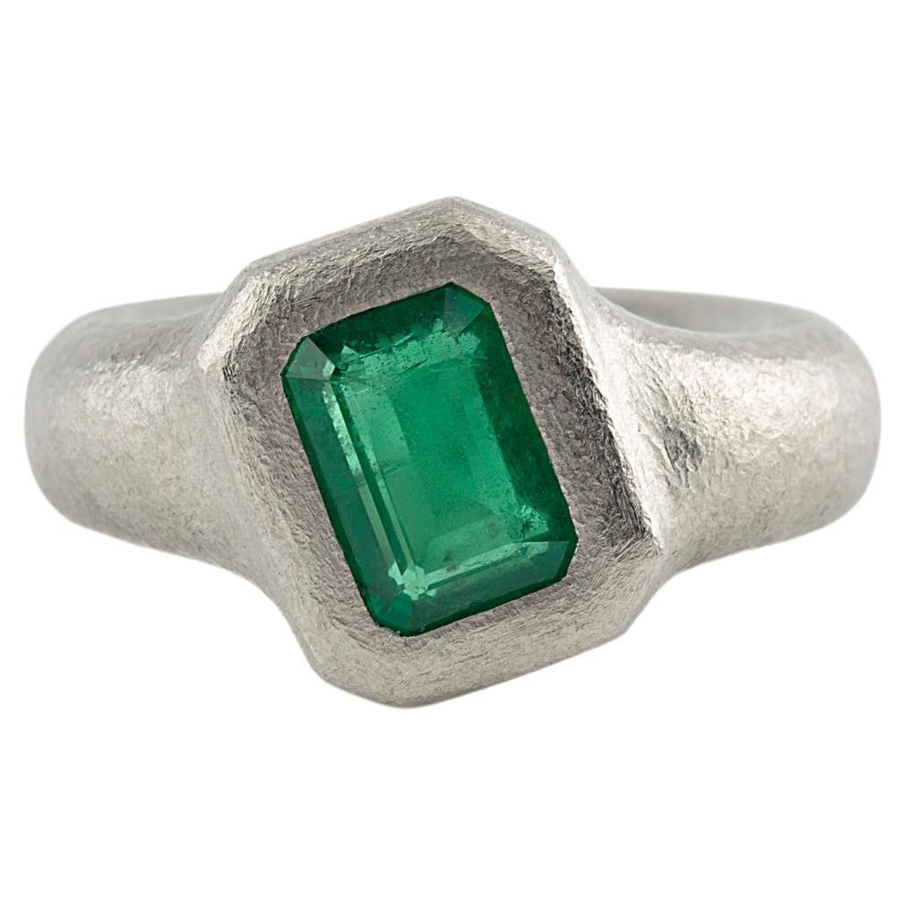 Ring in Solid Platinum with Emerald For Sale