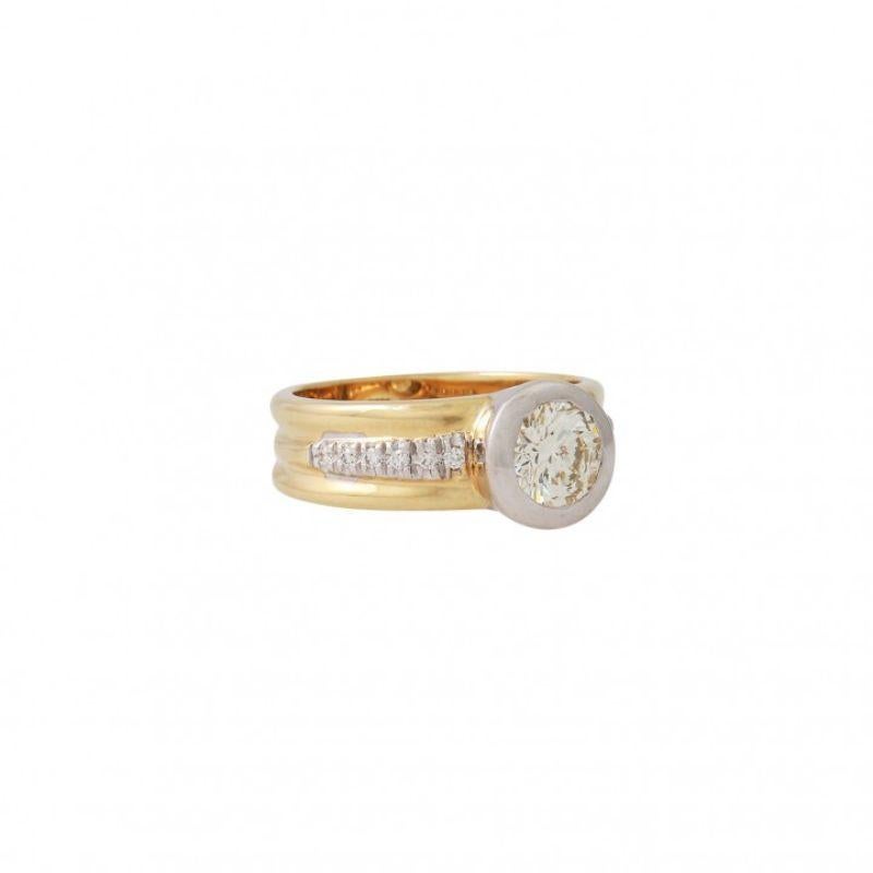 und 12 Diamanten im Brillantschliff an der Seite von insgesamt ca. 0,18ct, GG/WG 14K, 7g, RW: 55, 21. Jahrhundert. Wie neu.

 Ring mit einem Diamanten im Brillantschliff von ca. 1,03 ct. O-P/P1 und 12 Brillanten an den Seiten von insgesamt ca.