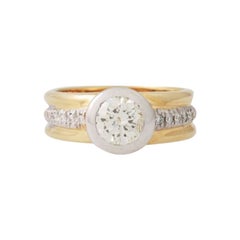 Ring in der Mitte mit Brillant ca. 1,03 Ct. O-P/P1