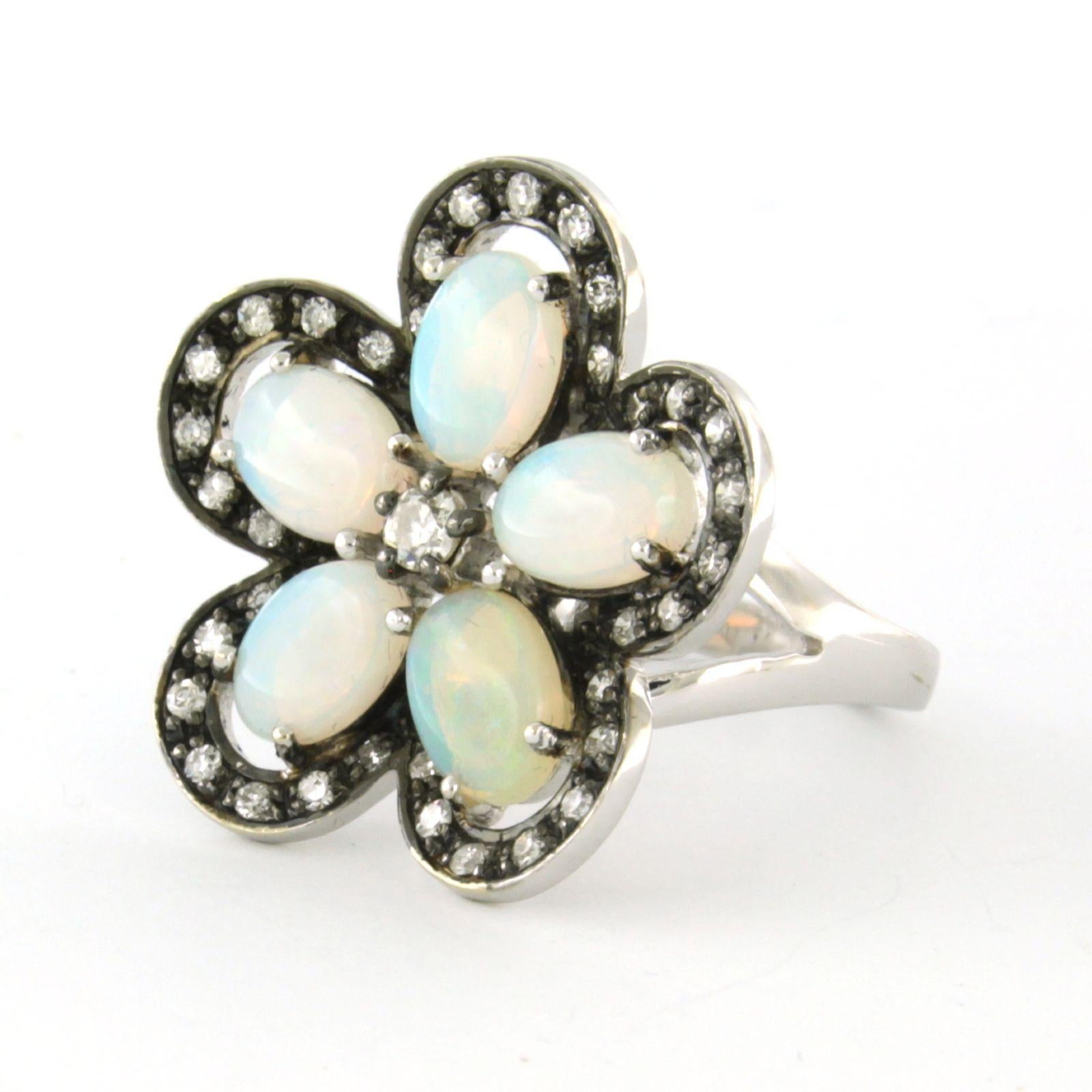 Ring in Form einer Blume, gefasst mit Opal und Diamant, 14 Karat Weißgold (Moderne) im Angebot