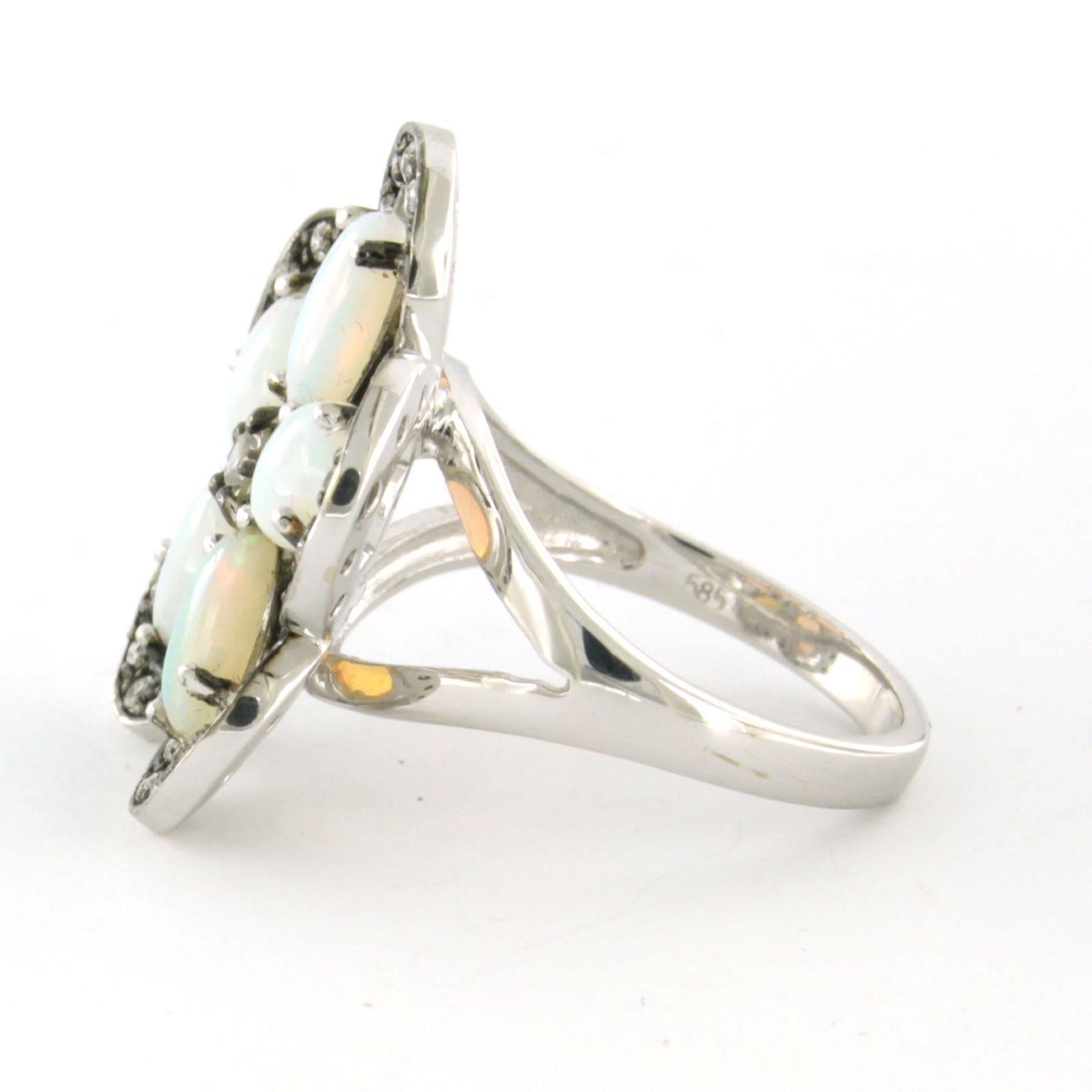 Ring in Form einer Blume, gefasst mit Opal und Diamant, 14 Karat Weißgold (Alteuropäischer Brillantschliff) im Angebot