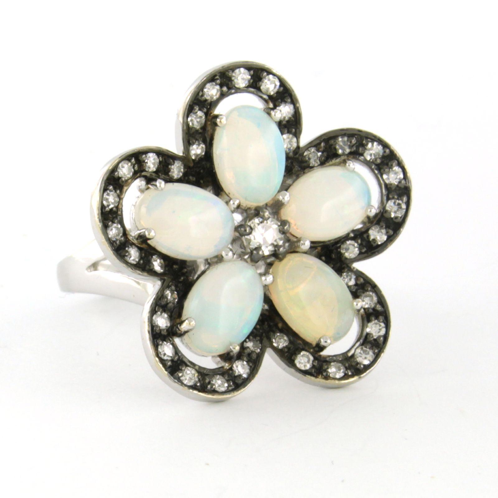 Anillo en forma de flor engastado con ópalo y diamante, oro blanco 14k Talla antigua en venta