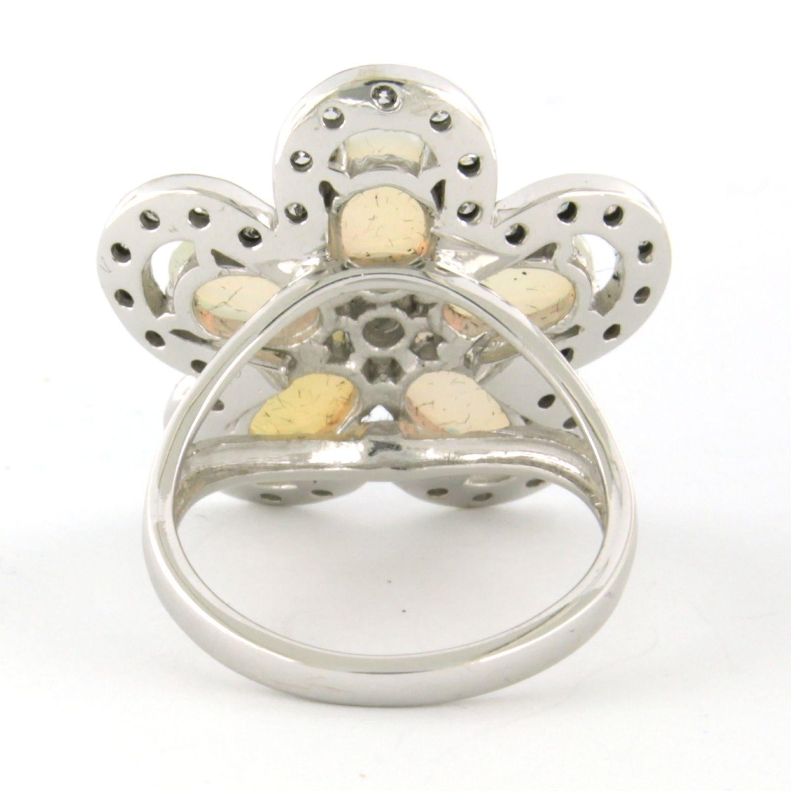 Ring in Form einer Blume, gefasst mit Opal und Diamant, 14 Karat Weißgold im Zustand „Hervorragend“ im Angebot in The Hague, ZH