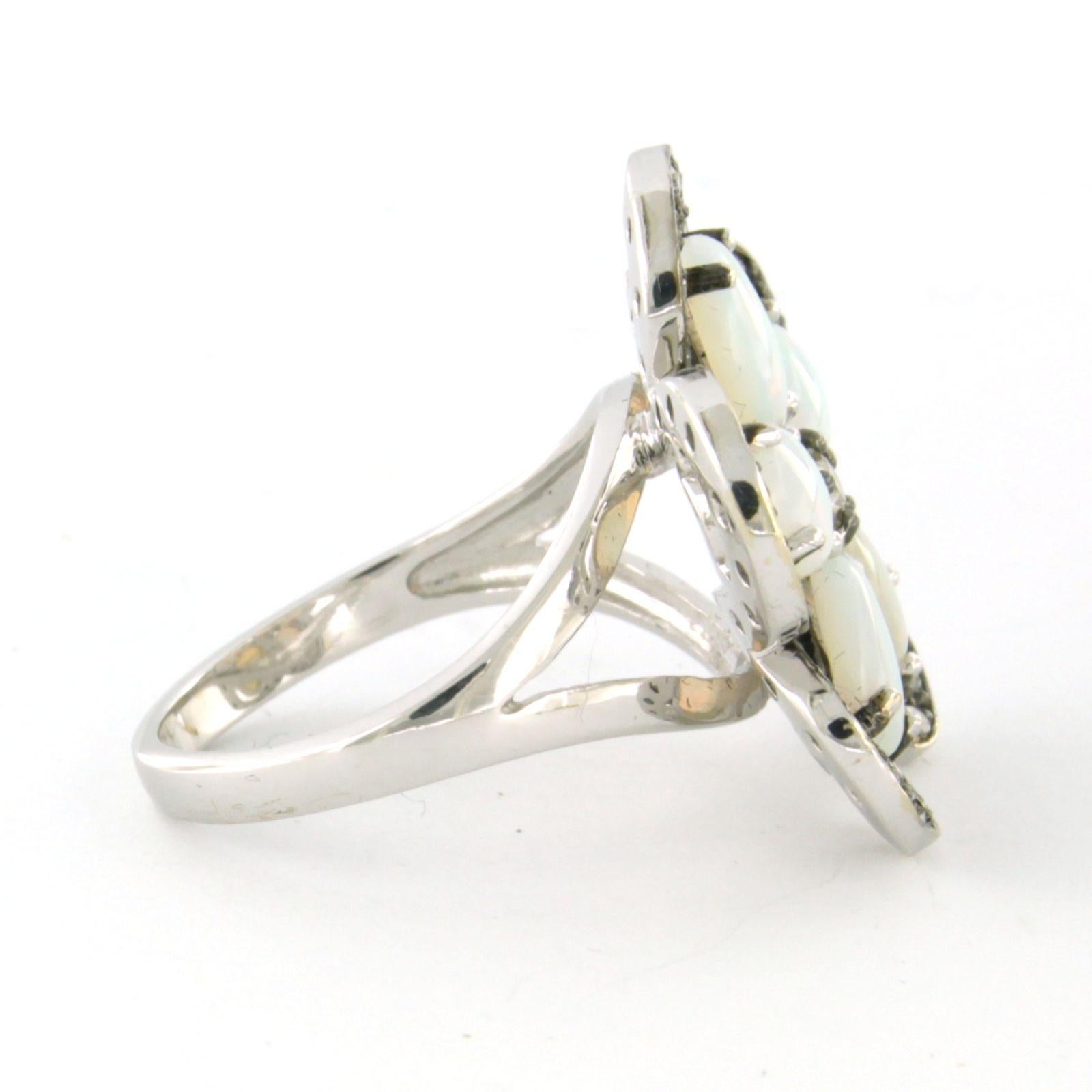 Ring in Form einer Blume, gefasst mit Opal und Diamant, 14 Karat Weißgold Damen im Angebot
