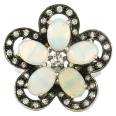 Bague en forme de fleur sertie d'opales et de diamants, or blanc 14 carats