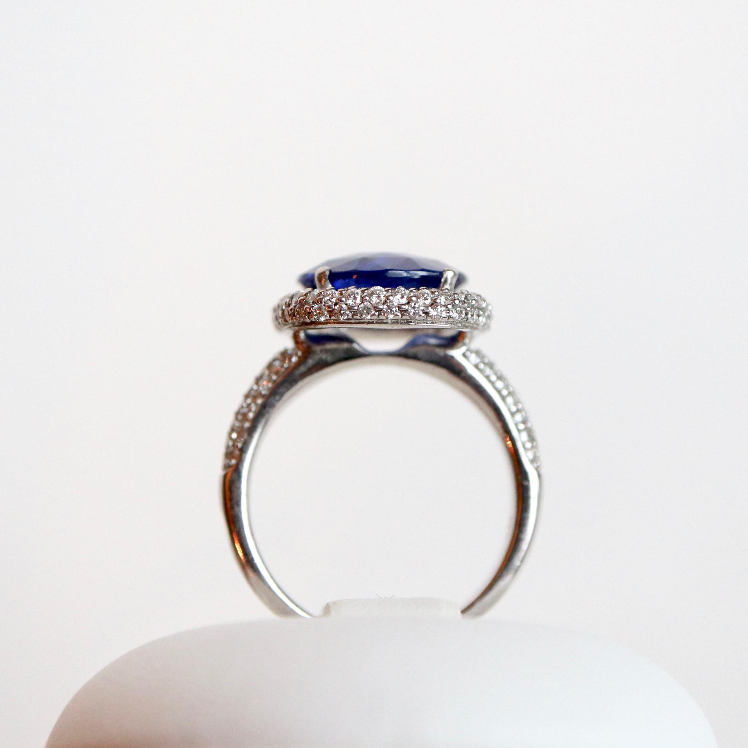 Ring in White Gold 18 Karat and Ceylon Sapphire 4.86 Carat In Good Condition For Sale In Paris, FR