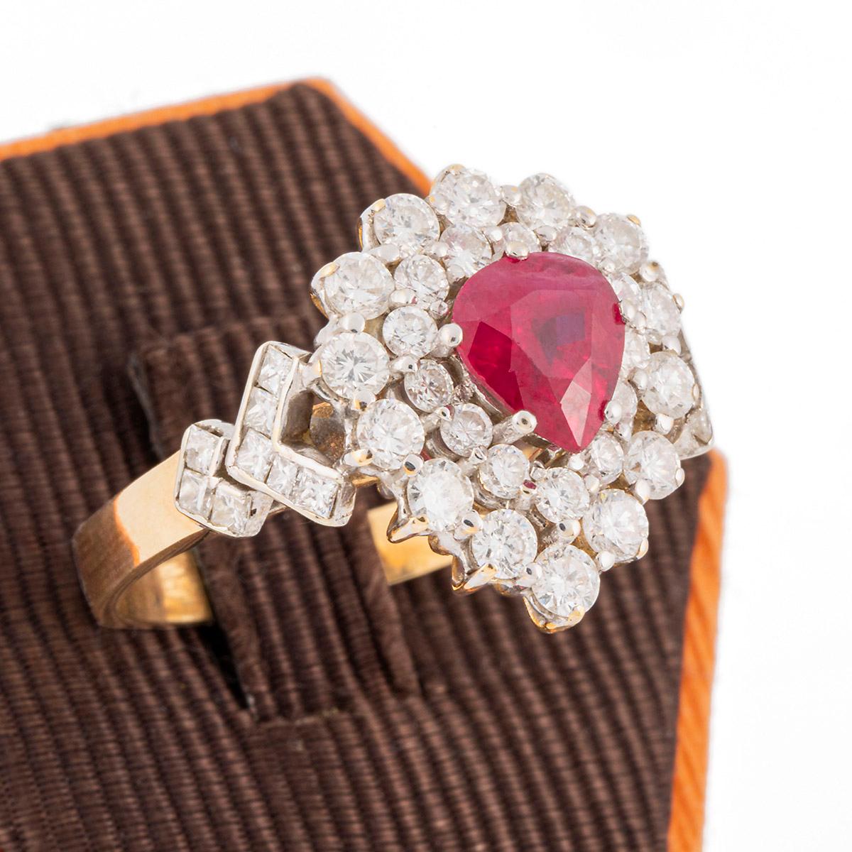 Cocktail ring in white gold and yellow gold with teardrop-shaped ruby ​​and 43 diamonds. Total weight 6.23 gr.

The piece was part of a set, with a necklace with a pendant and a bracelet all with same design in gold, ruby and diamonds. Contact us