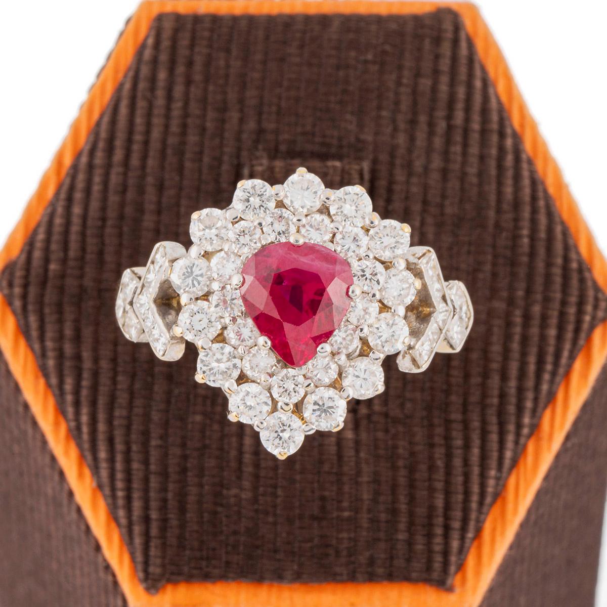 Cocktailring aus Gold mit tropfenförmigem Rubin und 43 Diamanten. (Moderne) im Angebot