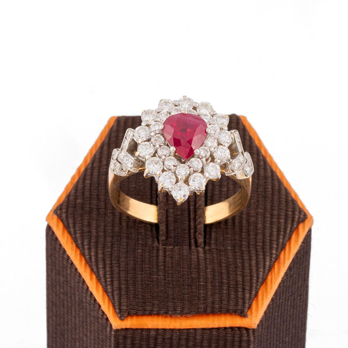 Cocktailring aus Gold mit tropfenförmigem Rubin und 43 Diamanten. (Brillantschliff) im Angebot