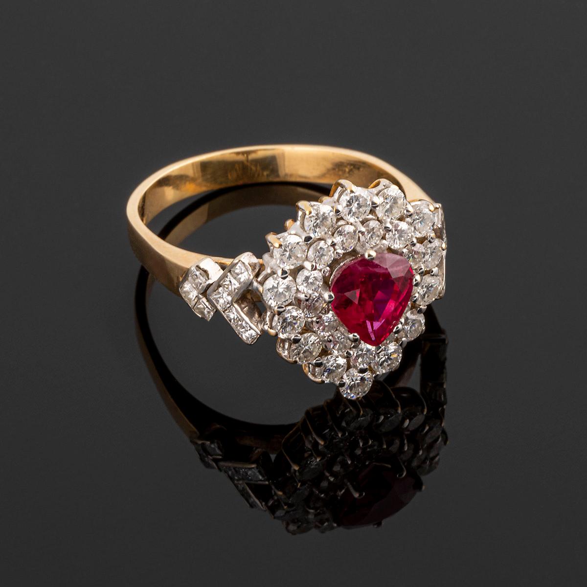 Cocktailring aus Gold mit tropfenförmigem Rubin und 43 Diamanten. im Zustand „Hervorragend“ im Angebot in MADRID, ES