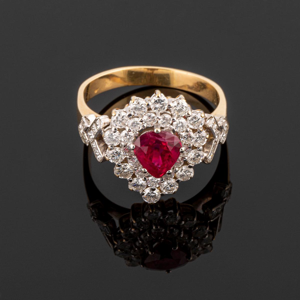 Cocktailring aus Gold mit tropfenförmigem Rubin und 43 Diamanten. Damen im Angebot