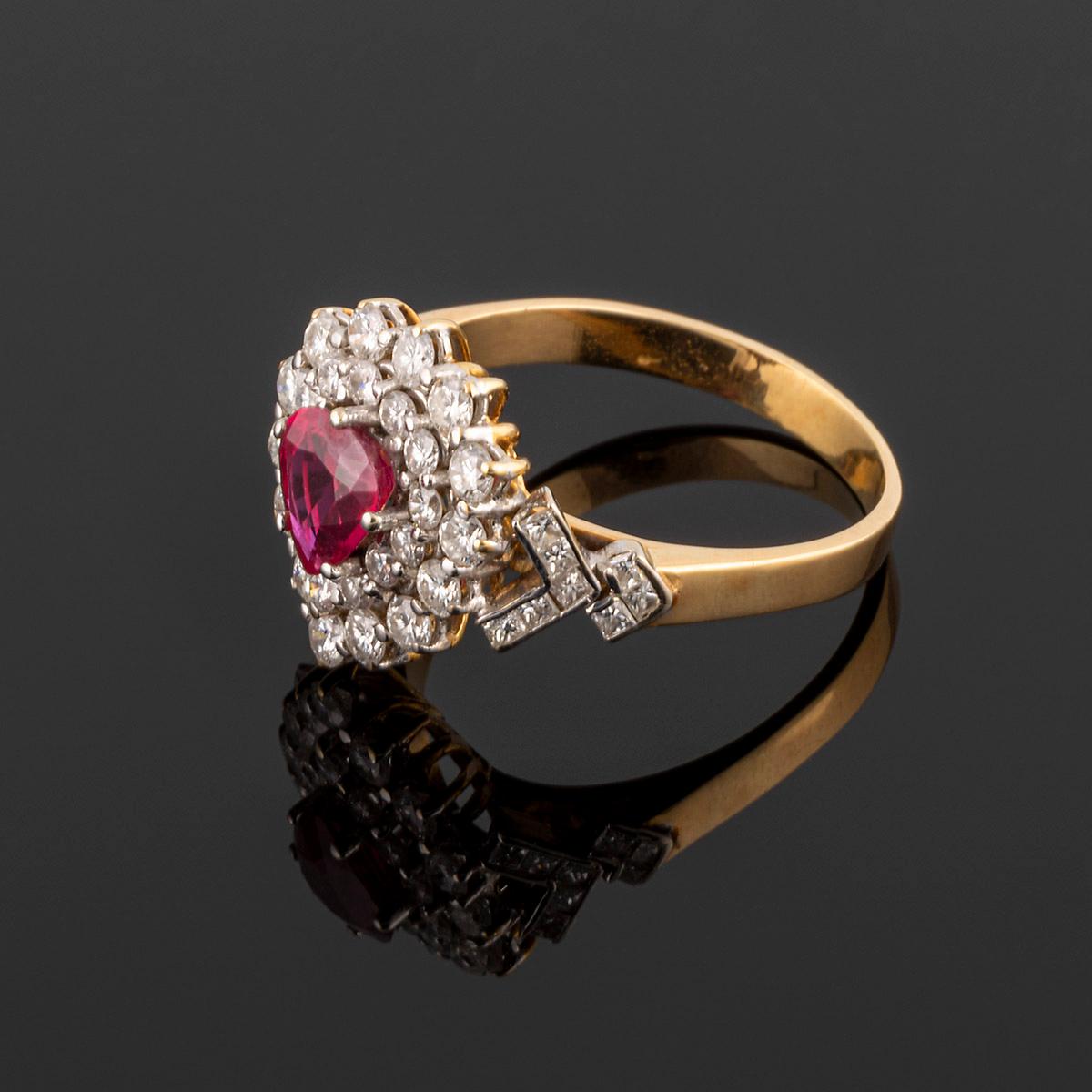 Cocktailring aus Gold mit tropfenförmigem Rubin und 43 Diamanten. im Angebot 1